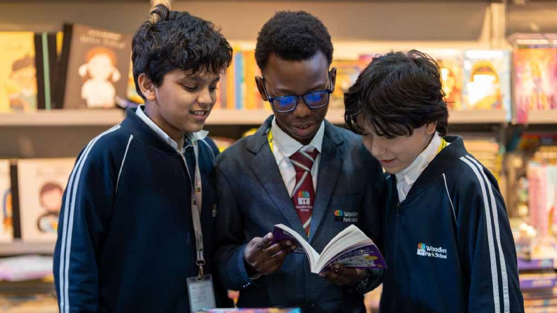 قرّاء مهرجان الشارقة الدولي للكتاب يروون مصير كتبهم بعد القراءة 