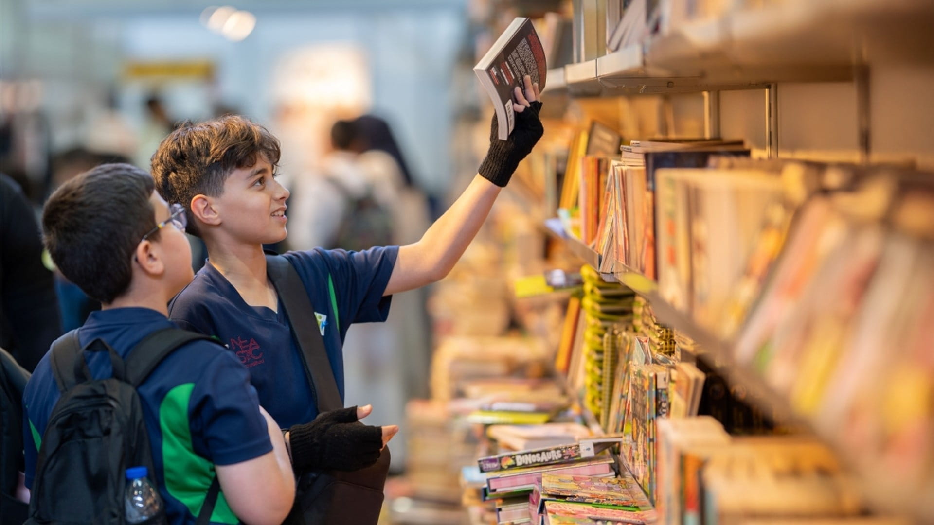 أروقة معرض الشارقة للكتاب.. حيث تتحول الصفحات إلى تجارب إنسانية 