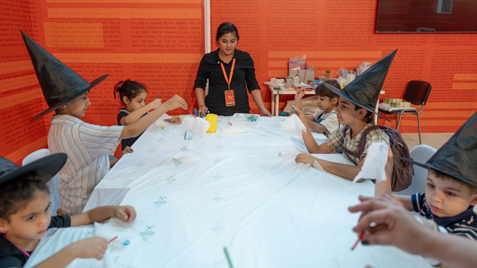 الأطفال يصنعون سحرهم العلمي في ورشة "الأشباح الطائرة" 