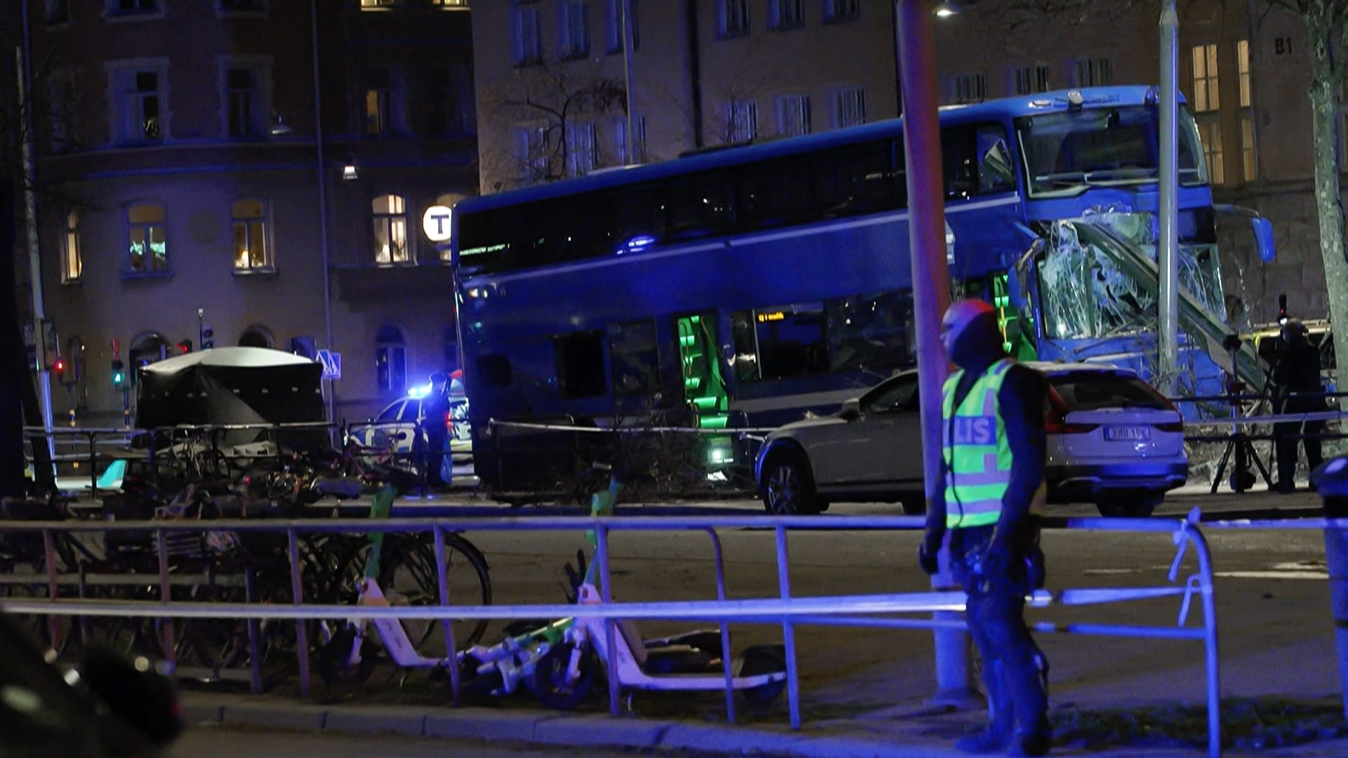 وفاة 3 أشخاص في ستوكهولم بالسويد جراء اصطدام حافلة بمحطة للركاب 