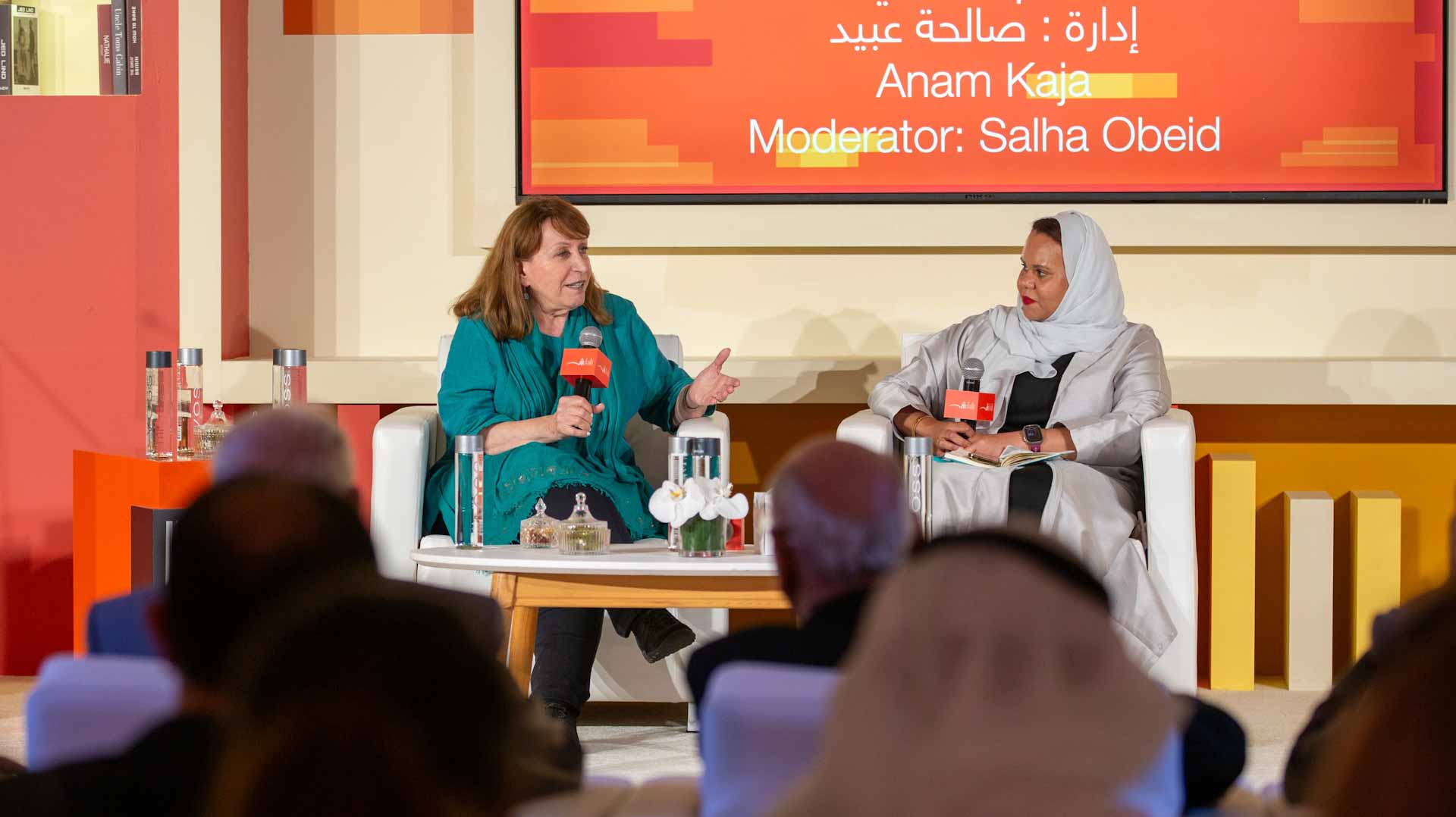 إنعام كجه جي تتمسك بالذاكرة الموجعة لتبقى للأجيال صورة جميلة    في جلسة حوارية بعنوان "حياة في الكتابة "، أدارتها الكاتبة صالحة عبيد ضمن فعاليات معرض الشارقة الدولي للكتاب 2025، أكدت الروائية والصحفية العراقية إنعام كجه جي أن الكتابة بالنسبة لها فعلٌ للاحتفاء بالذاكرة، وتثبيت ملامح تجربة إنسانية وثقافية غنية، مشيرة إلى أن الأدب يظل وسيلة أصيلة للحفاظ على الصور الجميلة، التي طبعت مسيرة جيل كامل أحبّ القراءة ورأى في الثقافة أسلوباً للحياة.  الشارقة 24:  أكدت الروائية والصحفية العراقية إنعام كجه جي أن الكتابة بالنسبة لها فعلٌ للاحتفاء بالذاكرة، وتثبيت ملامح تجربة إنسانية وثقافية غنية، مشيرة إلى أن الأدب يظل وسيلة أصيلة للحفاظ على الصور الجميلة، التي طبعت مسيرة جيل كامل أحبّ القراءة ورأى في الثقافة أسلوباً للحياة.  جاء ذلك خلال جلسة حوارية بعنوان "حياة في الكتابة: إطلالة على تجربة إنعام كجه جي الروائية"، أدارتها الكاتبة صالحة عبيد ضمن فعاليات معرض الشارقة الدولي للكتاب 2025.  الذاكرة ومكان الطفولة  تحدثت كجه جي عن ارتباطها بمدينتها الأولى، وروت كيف شكّلت سنواتها المبكرة جزءاً جوهرياً من تجربتها الإبداعية، مشيرة إلى أن ذاكرة المكان تبقى حاضرة في أعمالها الأدبية مهما ابتعدت المسافات. وأوضحت أن حرصها على استعادة تفاصيل تلك السنوات يأتي من رغبتها في تقديم صورة جميلة للأجيال الجديدة عمّا شكّل وعيها الثقافي والإنساني. واستعادت كجه جي ذكرياتها مع القراءة والكتابة، مشيرة إلى أن والدتها رغم تعليمها البسيط كانت صاحبة الفضل في غرس حبّ الكتب فيها، إذ كانت تصحبها إلى المكتبات وتقرأ لها عن المنفلوطي وغيره من الأدباء. أما والدها، فكان يقرأ بصوت عال المقالات التي تعجبه في الصحف، ما ولّد لديها شغف الكلمة المطبوعة منذ الصغر.  من الصحافة إلى الرواية  تحدثت عن مسيرتها المهنية، مشيرة إلى ارتباطها الطويل بالشارقة منذ 1990 من خلال عملها في مجلة كل الأسرة، ومنذ ذلك الوقت حتى اليوم أكتب أسبوعياً في "كل الأسرة"، وأعبّر من خلالها عن محبتي لهذه المدينة".  وفي حديثها عن الحياد في الأدب، أشارت إلى أن دور الكاتب يقوم على طرح الأسئلة واستكشاف التجارب الإنسانية في أعماله، موضحة أن رواية "الحفيدة الأمريكية" تتناول علاقة ثلاثة أجيال ضمن سياق إنساني، وأنها تركت للقارئ حرية النظر إلى شخصيات الرواية ومساراتها.  كما تناولت تجربتها في الكتابة خارج موطنها الأول، قائلة إنها تستمد الكثير من أفكارها من الملاحظة والمتابعة اليومية للمشهد الثقافي، وإن المسافة تمنح الكاتب أحياناً زاوية أوسع للتأمل في الموضوعات التي يكتب عنها.  وحول الجوائز الأدبية، عبّرت كجه جي عن سعادتها بفوزها بجائزة سلطان بن علي العويس الثقافية، معتبرة أنها تحمل قيمة رمزية كبيرة لأنها تحمل اسم شاعر محبوب في العراق وغيرها.   كما أكدت إيمانها بالتطور الذي تفرضه التكنولوجيا، وقالت: "لكل زمن كُتّابه وأدواته. أنا مدمنة على وسائل التواصل الاجتماعي، أقرأ لأصدقاء من أنحاء الوطن العربي ويقرأون لي، وأجد في هذا شكلاً جديداً من الحياة الثقافية". وختمت حديثها بالتأكيد على ثقتها بصلابة الثقافة العربية 