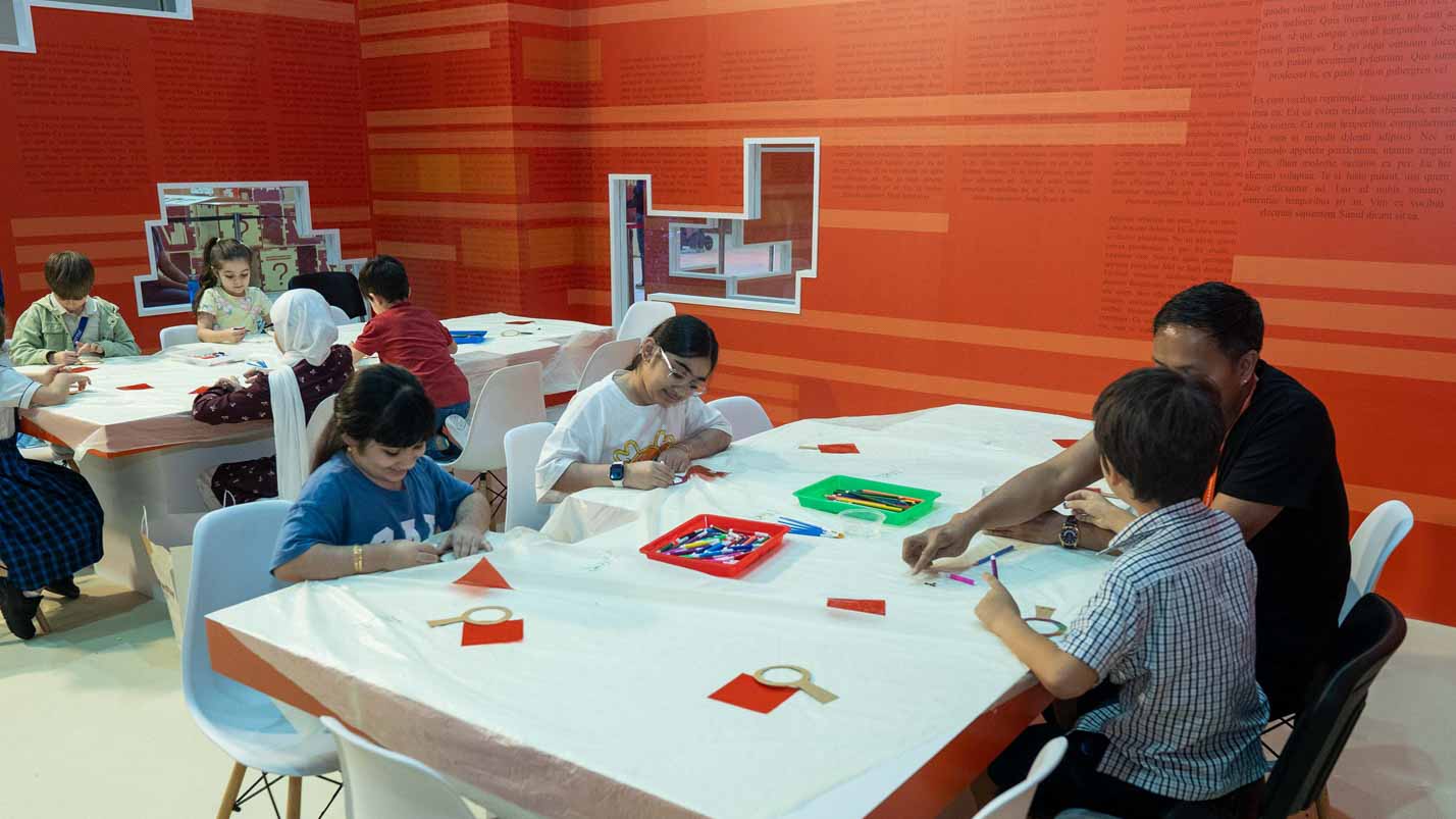 أطفال الشارقة يصنعون عدسات لاصقة تكشف أسرارهم البريئة بمعرض الكتاب 
