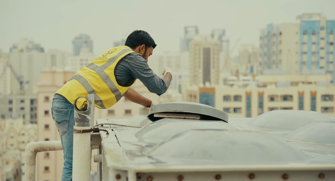  كهرباء الشارقة تفحص 283 خزاناً بمباني وتختبر جودة مياه بمساجد  