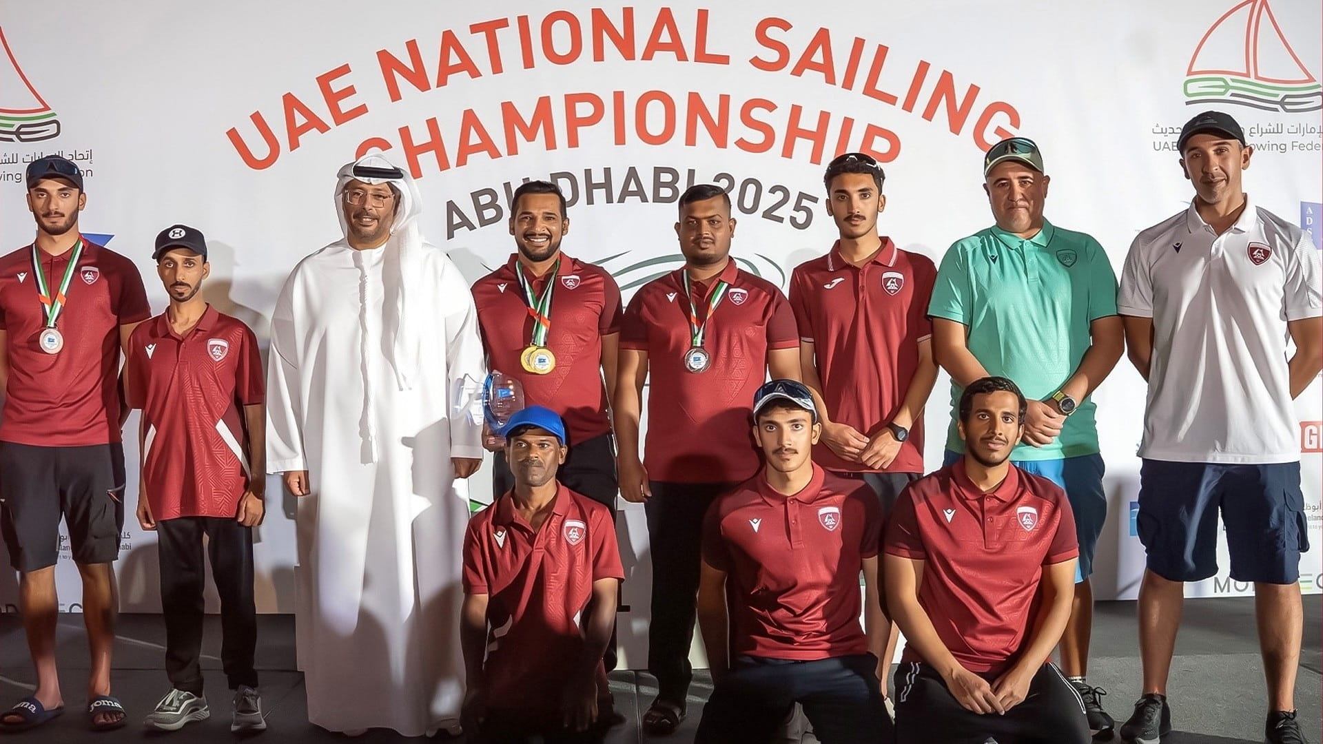 أحمد بن حمدان يُتوج فريق الحمرية في بطولة الإمارات للشراع الحديث  