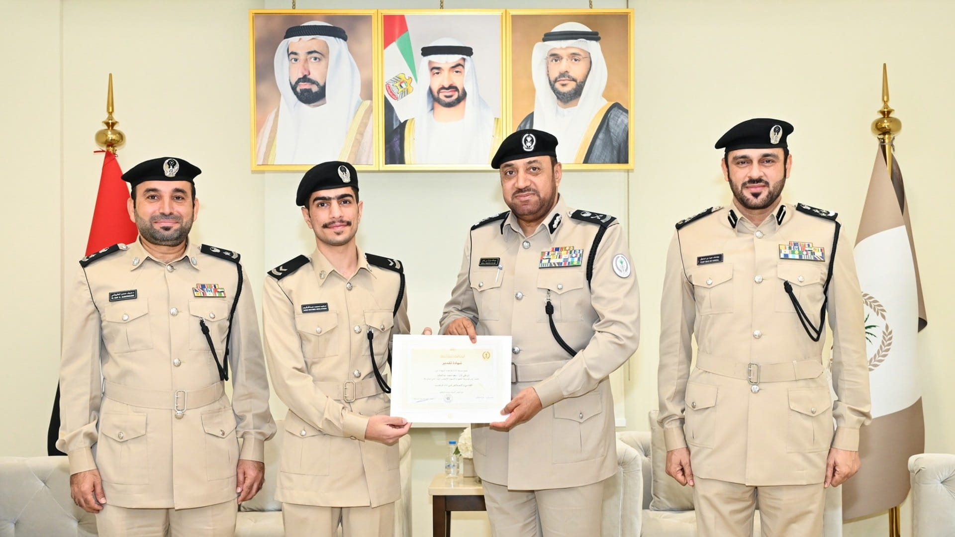 القائد العام لشرطة الشارقة يكرّم موظفين من هيئة الدفاع المدني 