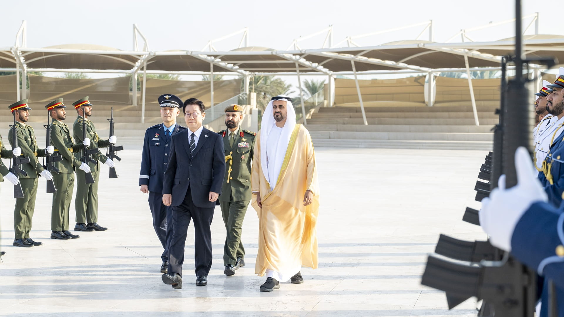 ذياب بن محمد بن زايد يستقبل رئيس جمهورية كوريا في واحة الكرامة