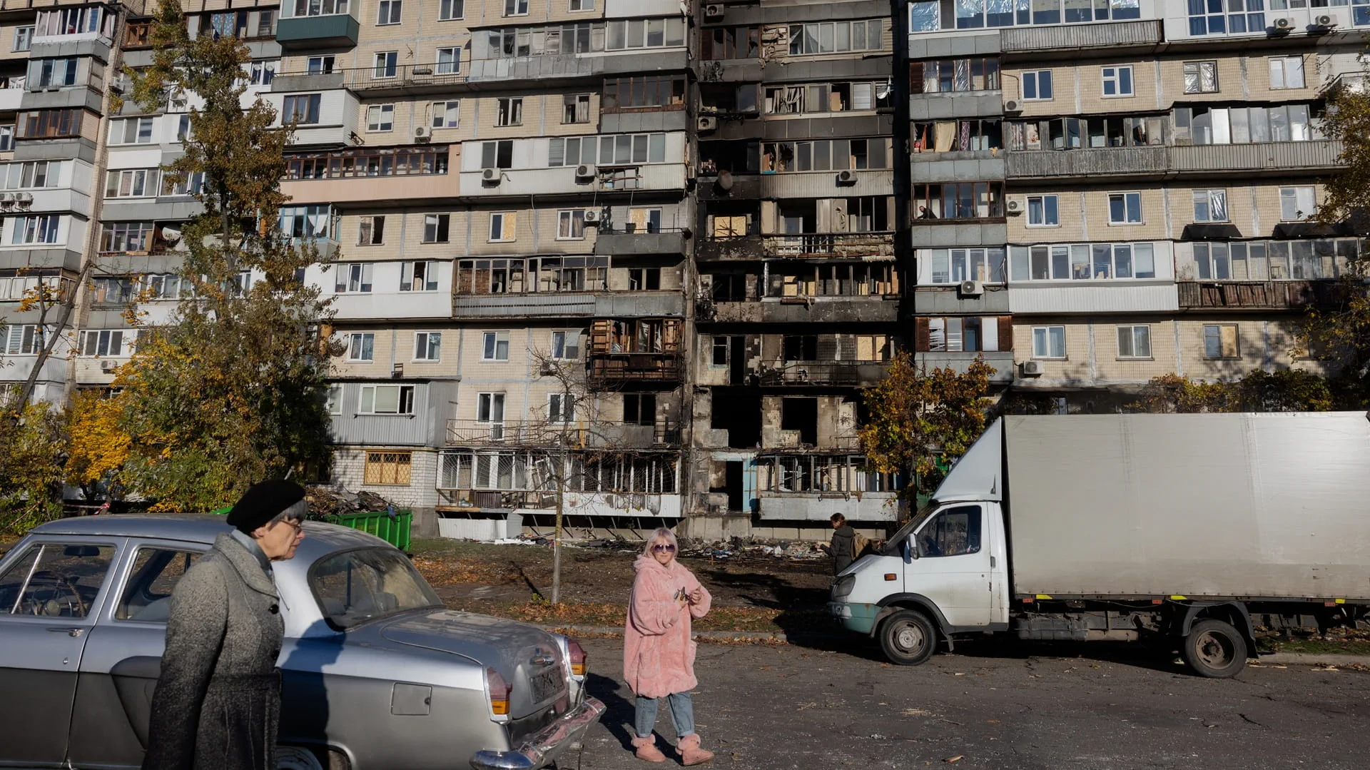 Image for the title: Russian strikes wound 32 in eastern Ukraine 