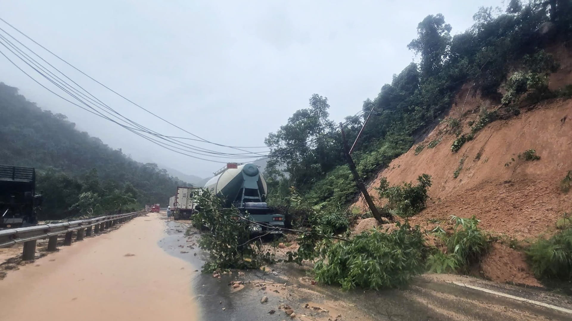 فيتنام تتعرض لكارثة طبيعية.. مقتل 8 أشخاص وفقدان 7 جراء الفيضانات