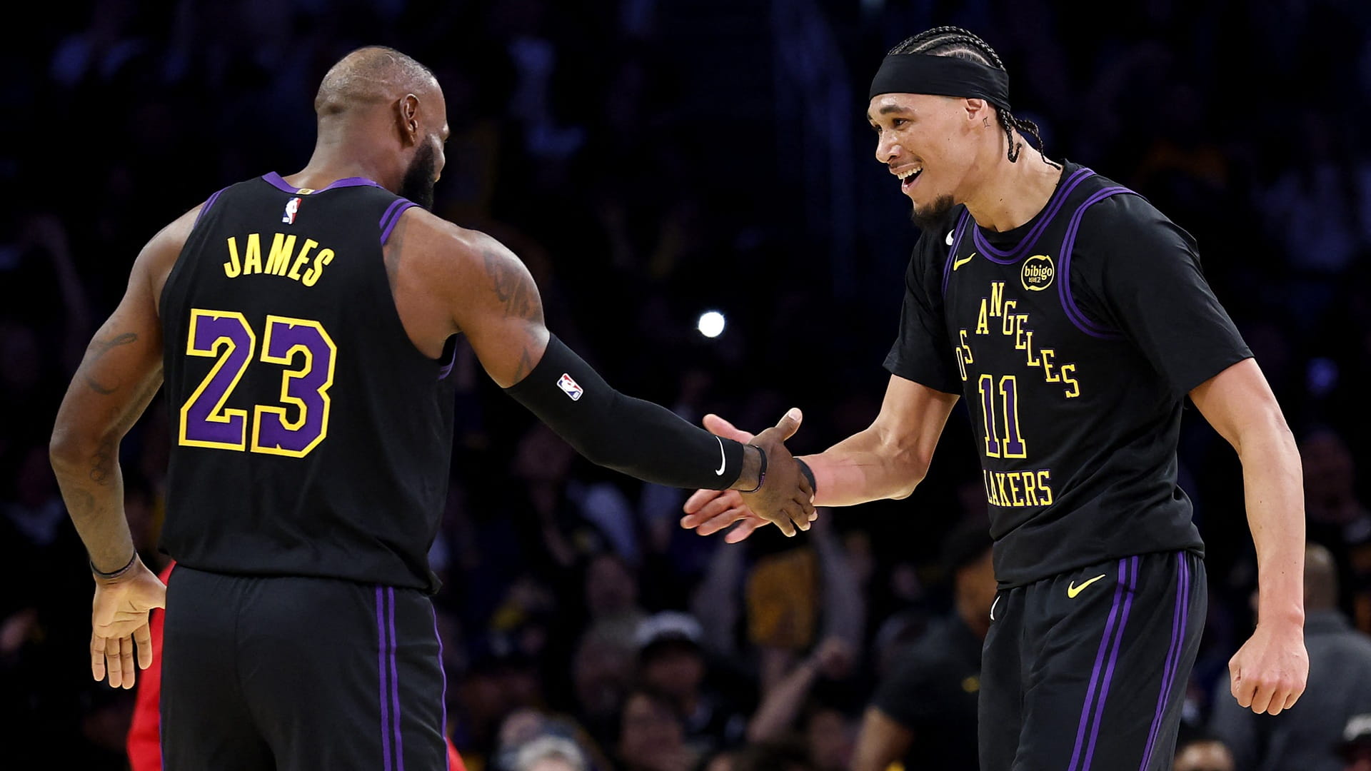 الليكرز يتخطى يوتاه جاز بسهولة في السلة الأميركية