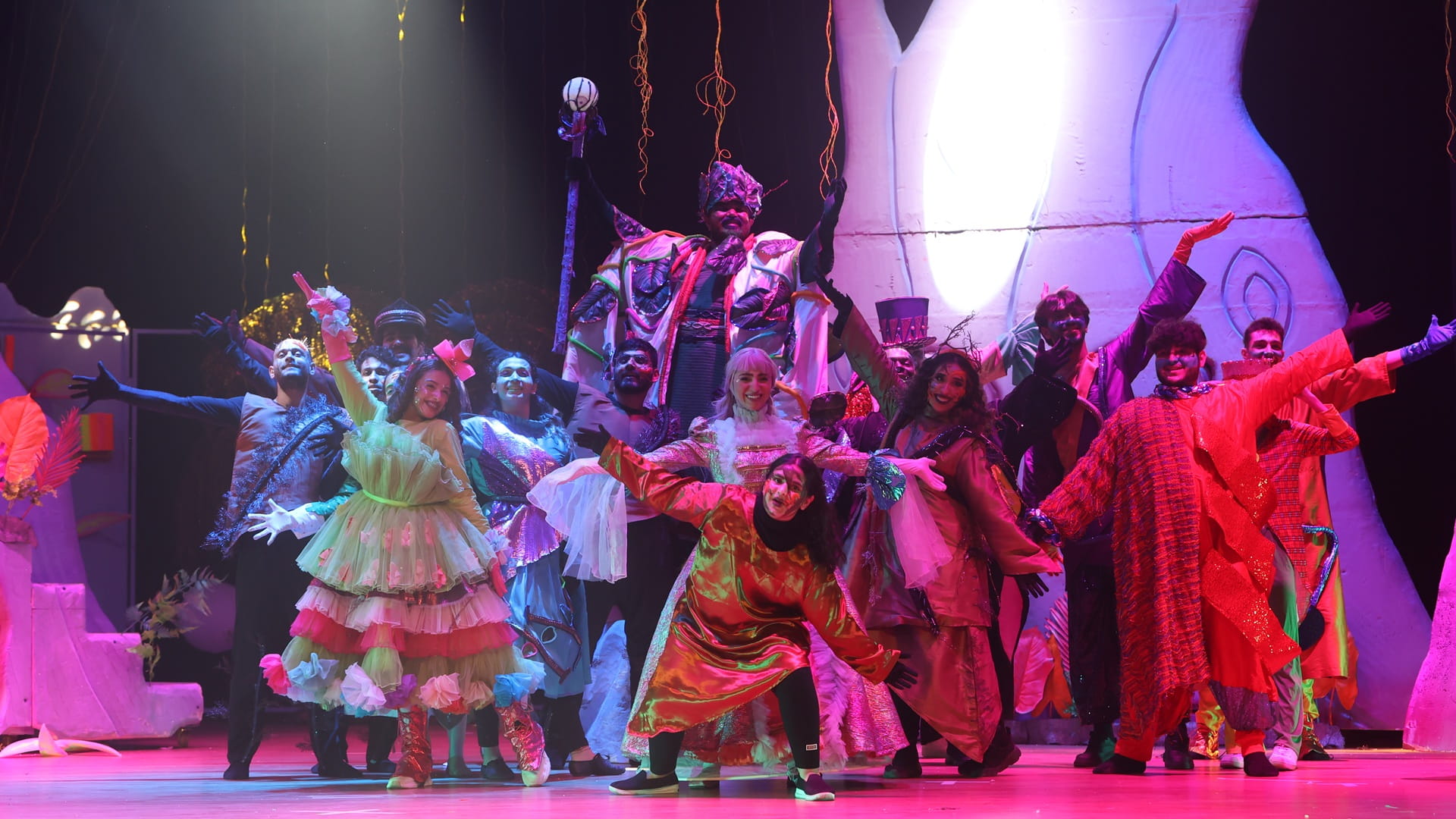 لجنة اختيار عروض مهرجان الإمارات لمسرح الطفل تباشر أعمالها  