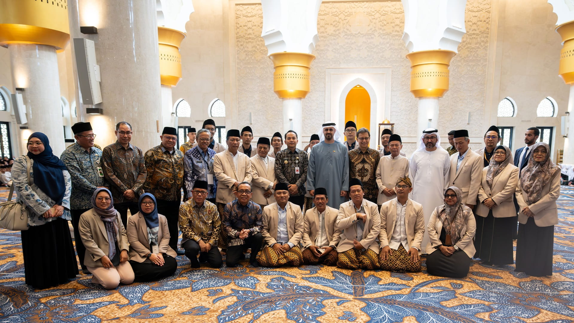 ذياب بن محمد بن زايد يزور جامع الشيخ زايد الكبير في إندونيسيا