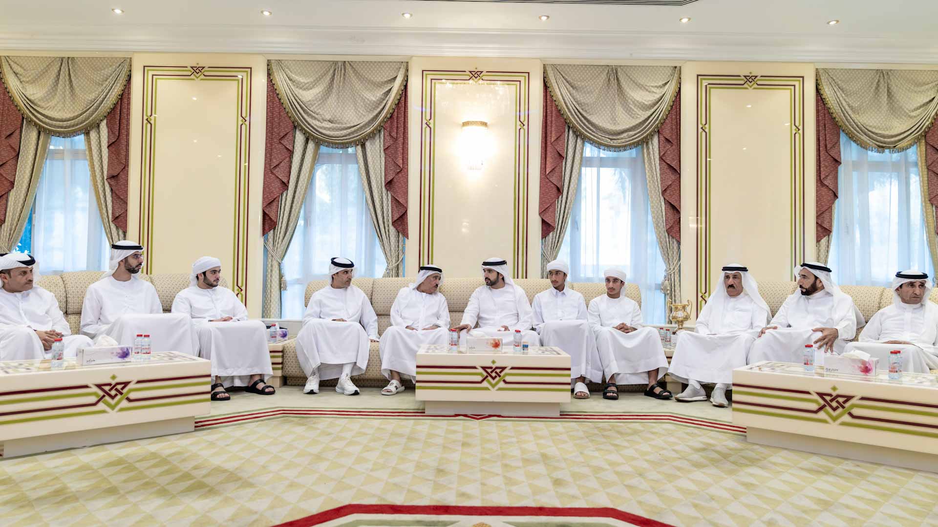 حمدان بن محمد يقدّم واجب العزاء في وفاة أسامة الشعفار 