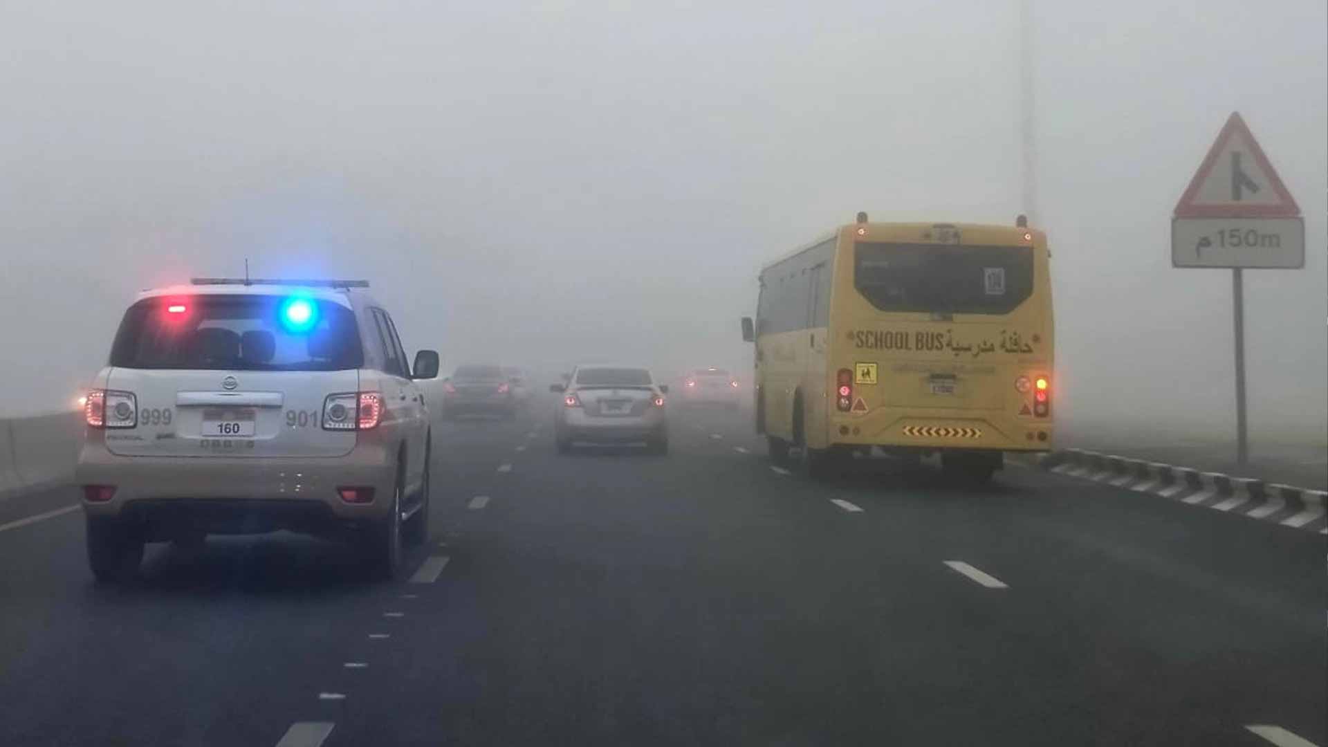 شرطة الشارقة تحقق "صفر حوادث" رغم الضباب الكثيف على الطرق 