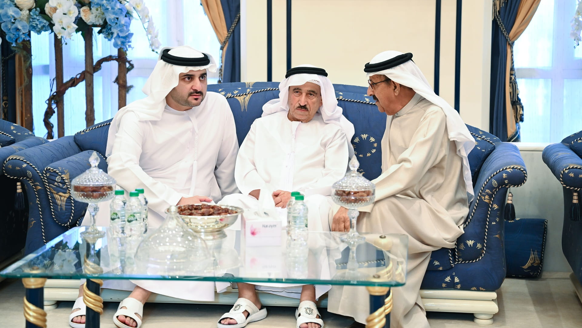 مكتوم بن محمد يقدّم واجب العزاء في وفاة أسامة الشعفار