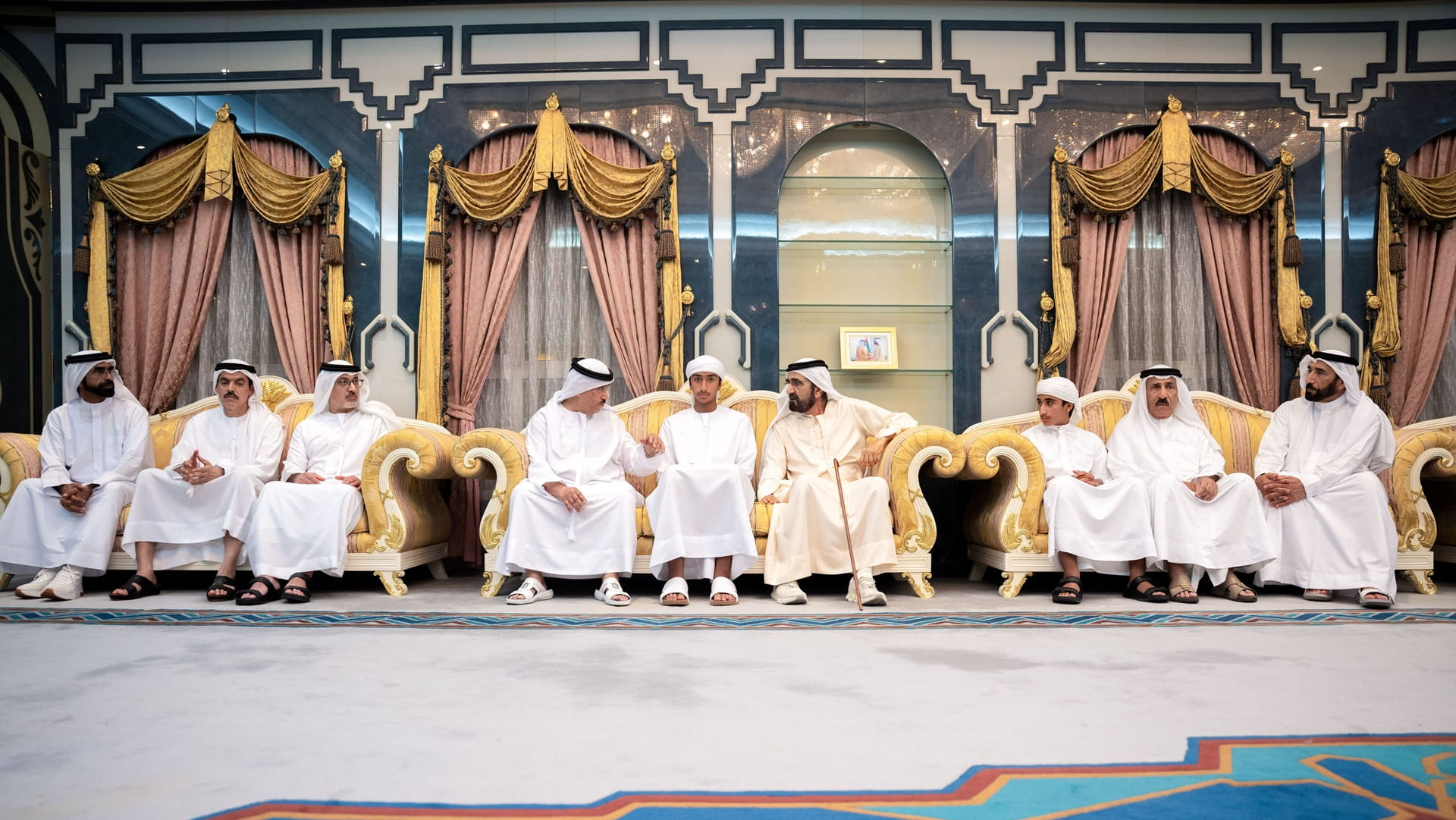 صورة بعنوان: محمد بن راشد يقدّم واجب العزاء في وفاة أسامة الشعفار 