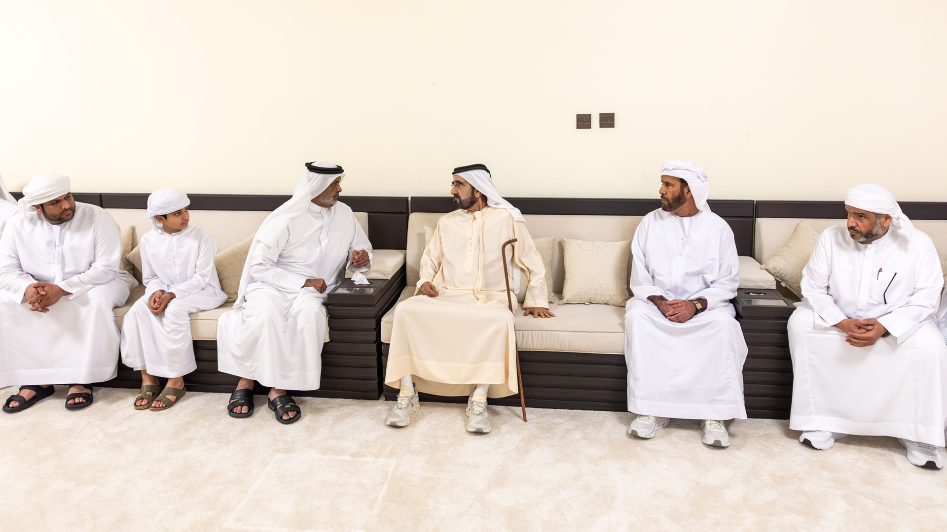 صورة بعنوان: محمد بن راشد يقدّم واجب العزاء في وفاة سعيد المروشد 