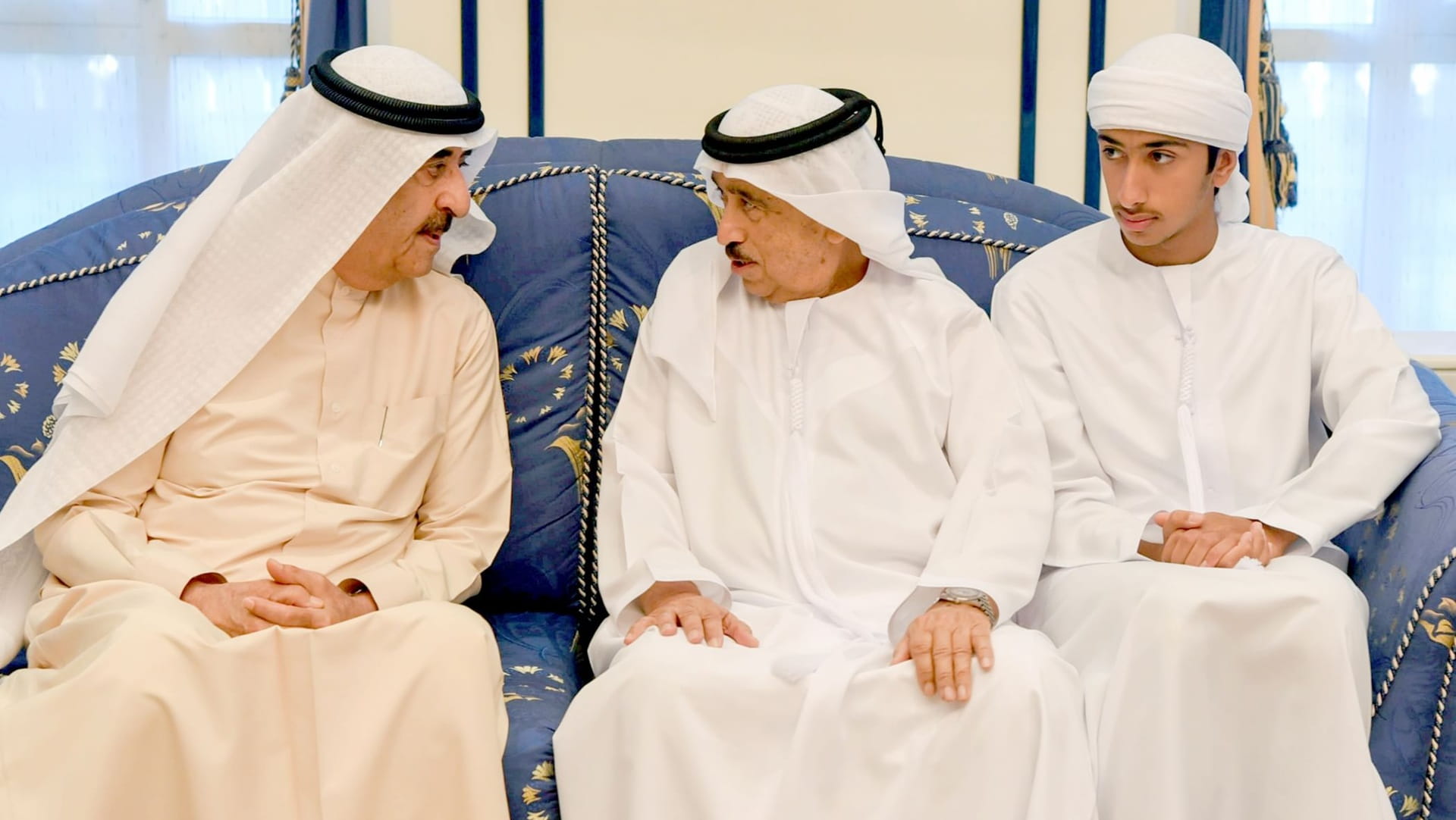 صورة بعنوان: حاكم أم القيوين يقدّم واجب العزاء في وفاة أسامة الشعفار 