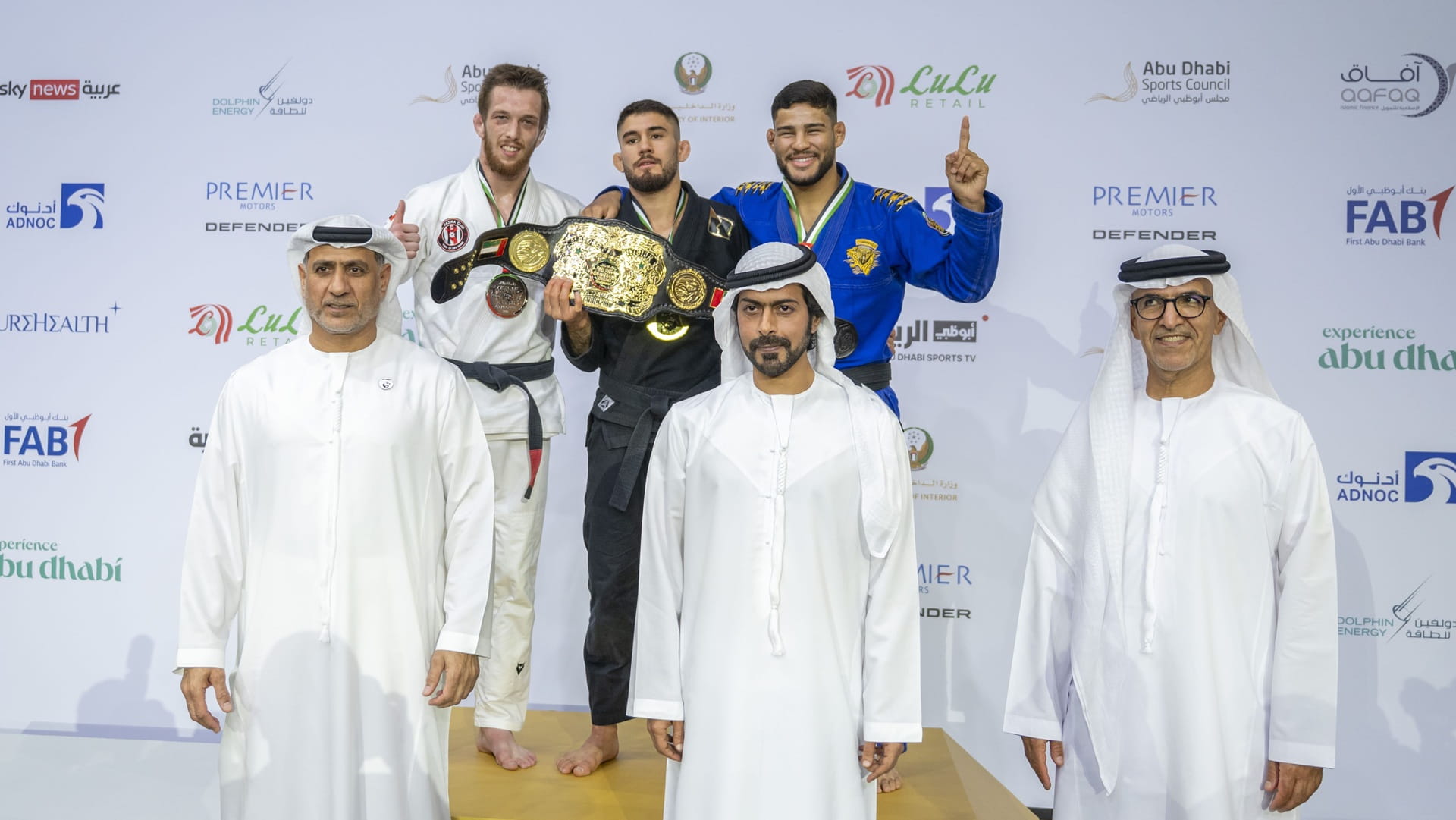 صورة بعنوان: خليفة بن طحنون يحضر نهائيات بطولة أبوظبي العالمية للجوجيتسو 