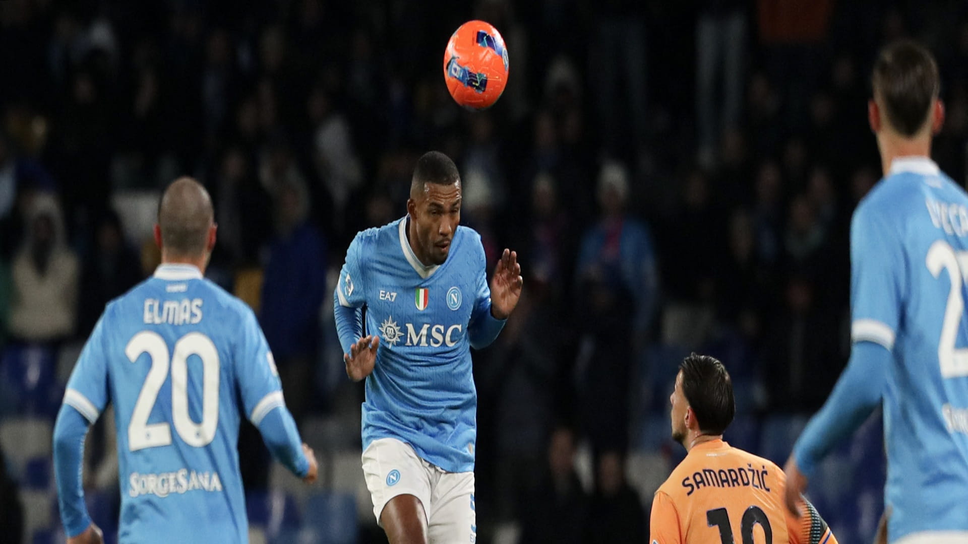 صورة بعنوان: نابولي يتخطى أتالانتا ويستعيد صدارة الدوري الإيطالي 