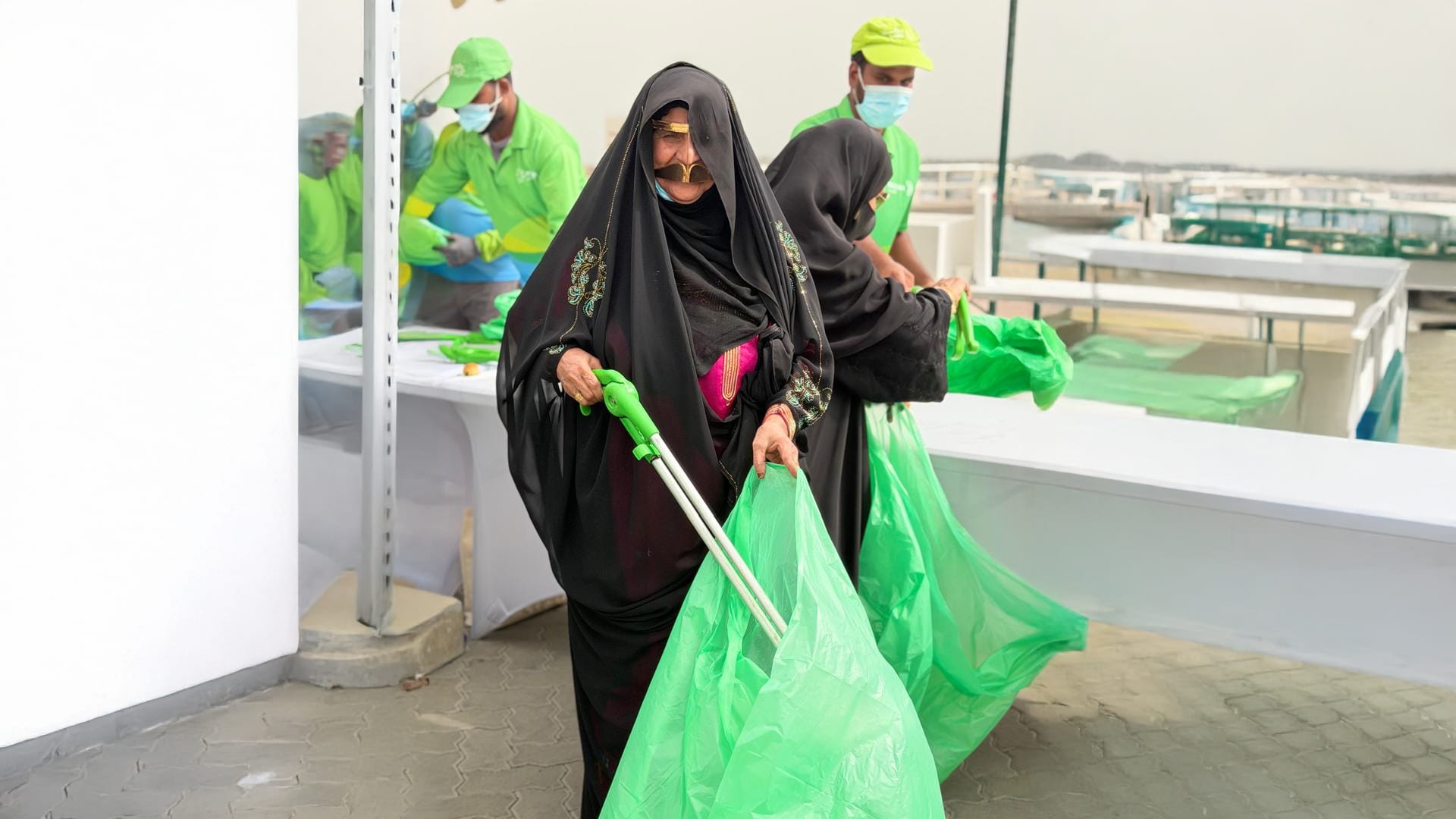 صورة بعنوان: منتسبات "الأصالة" يساهمن في تنظيف شاطئ اللؤلؤية ضمن مبادرة بيئية  