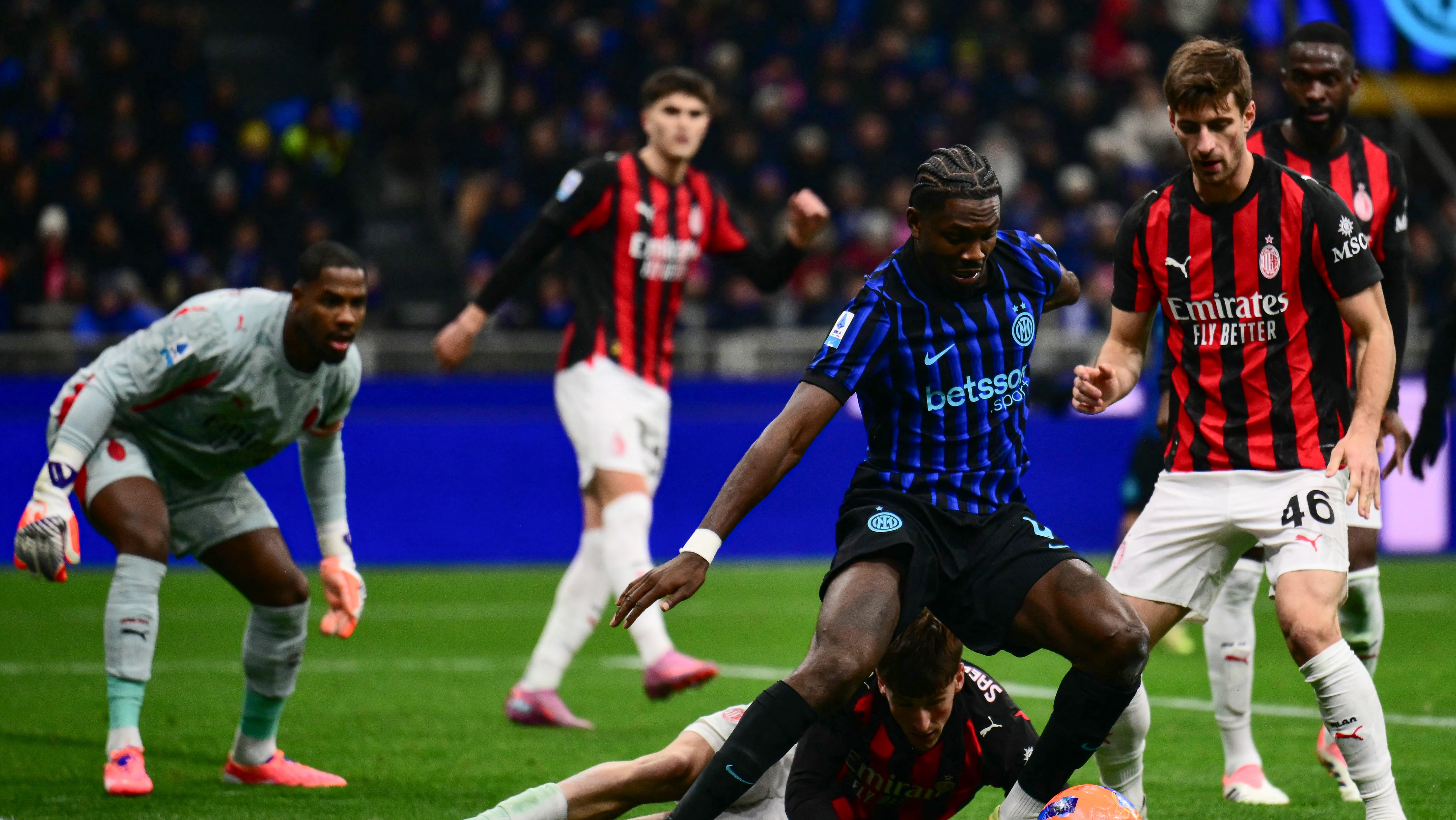 بوليسيتش يقود ميلان للفوز على جاره إنتر في الدوري الإيطالي