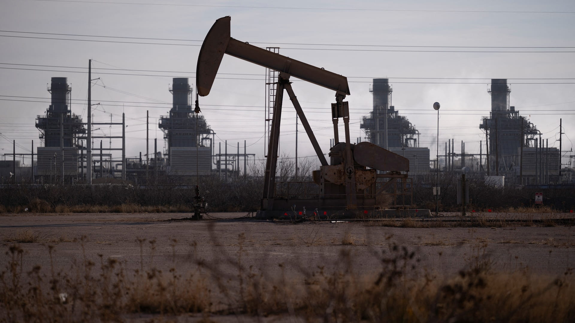 النفط يهدأ مع مخاوف تخمة المعروض وغموض محادثات أوكرانيا 