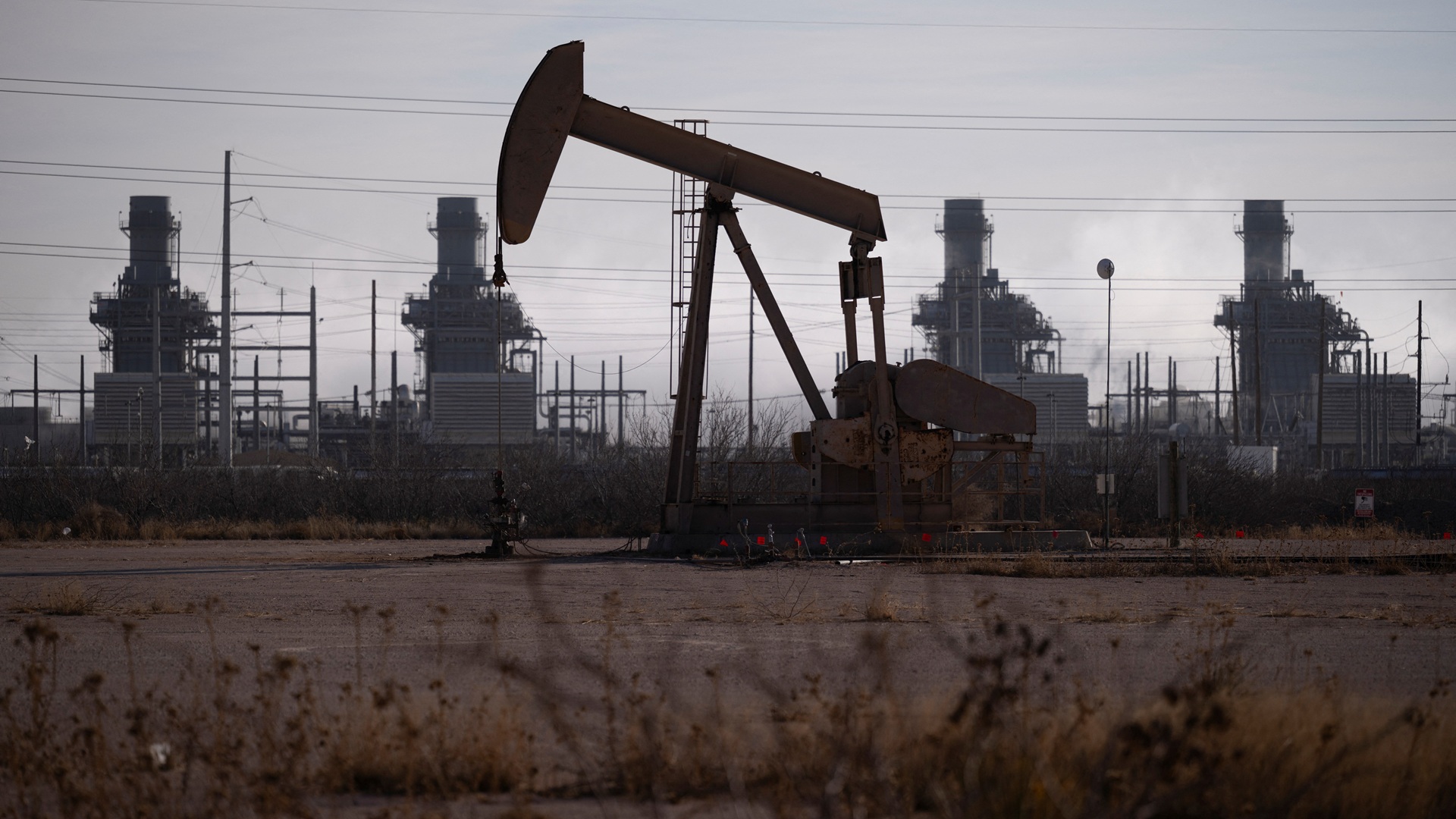 النفط يهدأ مع مخاوف تخمة المعروض وغموض محادثات أوكرانيا 