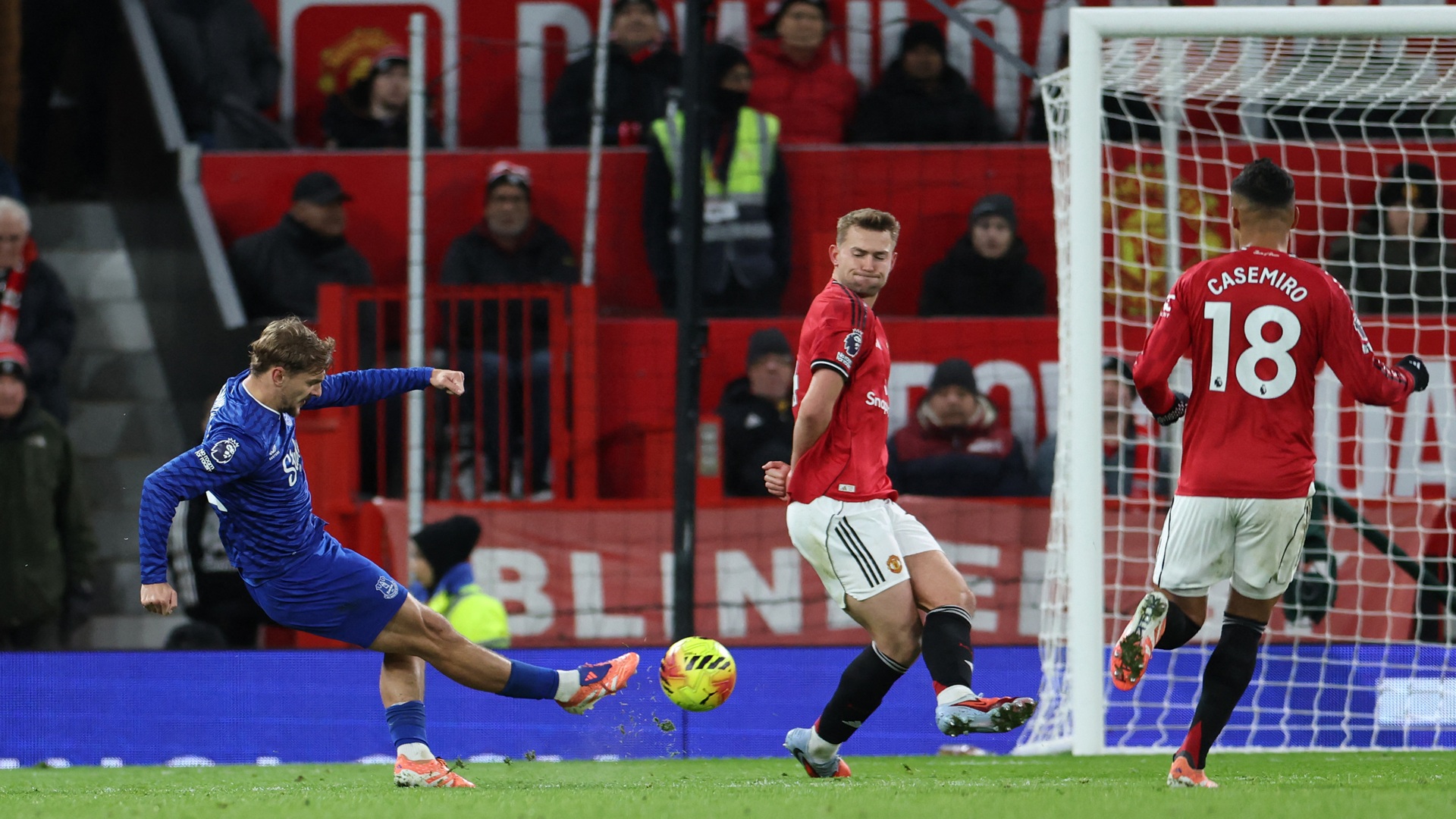 إيفرتون يخطف 3 نقاط من أمام مانشستر يونايتد في الدوري الإنجليزي 