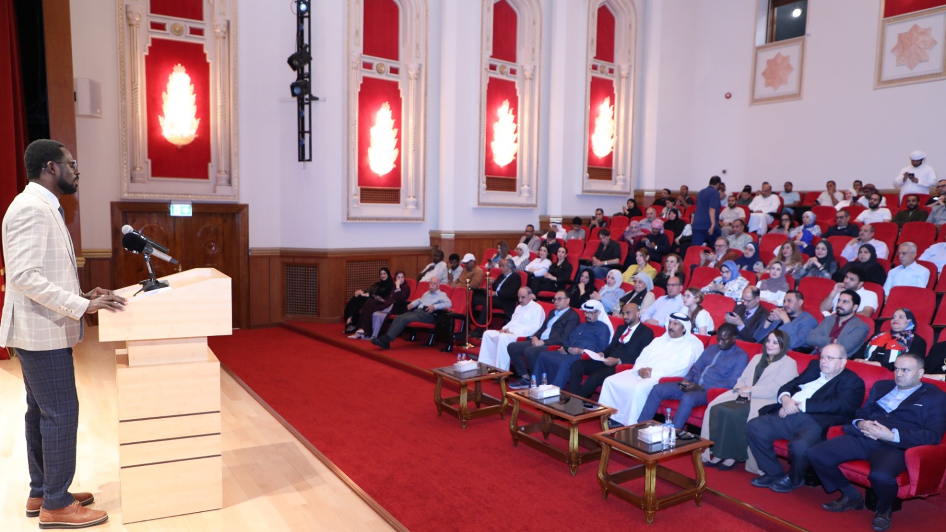 شعراء من اليمن ونيجيريا والسنغال ينشدون للإمارات في بيت الشعر 