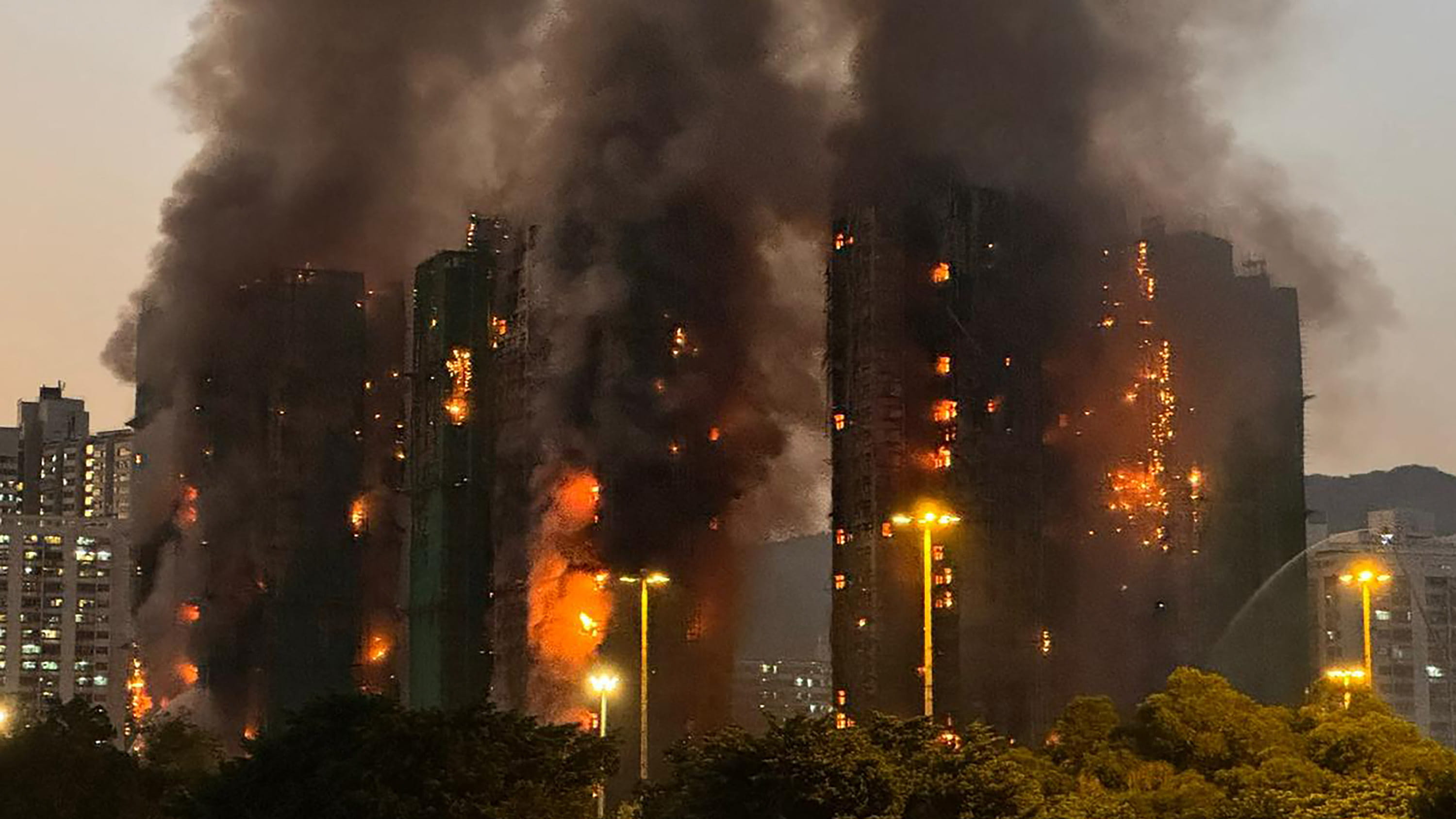 وفاة 40 وإصابة 45 وفقدان 279 بحريق في أبراج سكنية بهونغ كونغ