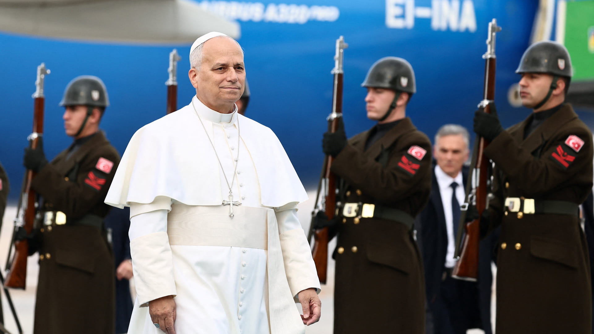 البابا ليو يصل إلى تركيا في أول رحلة خارجية له