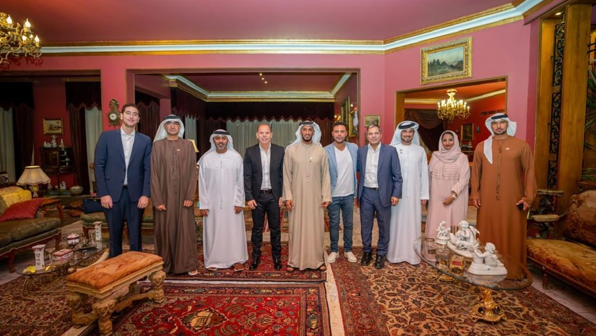 صورة بعنوان: عبدالله آل حامد يزور الفنان عادل إمام في منزله بالجيزة المصرية 