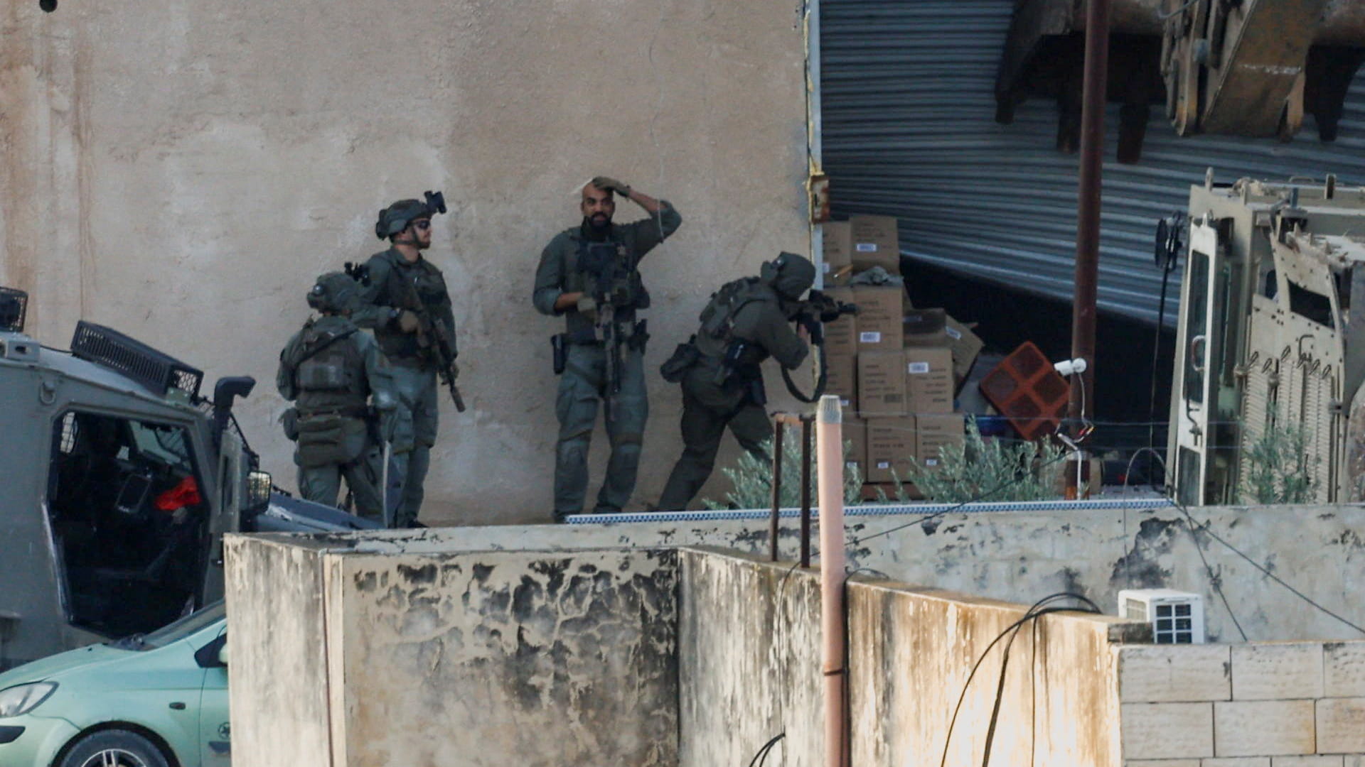 قوات إسرائيل تُردي فلسطينيَيْن أثناء استسلامهما بالضفة الغربية 