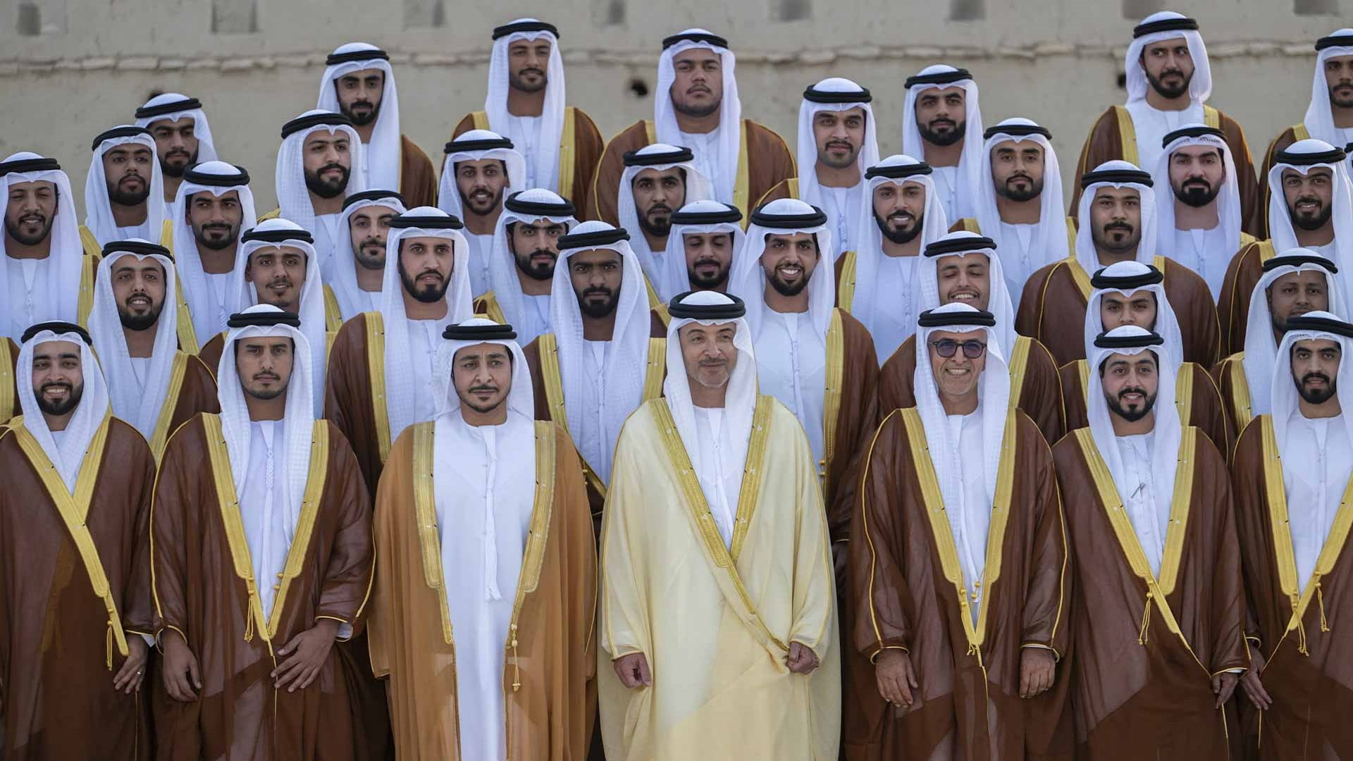 هزاع بن زايد يشهد العرس الجماعي لـ 181 عريساً من أبناء العين 