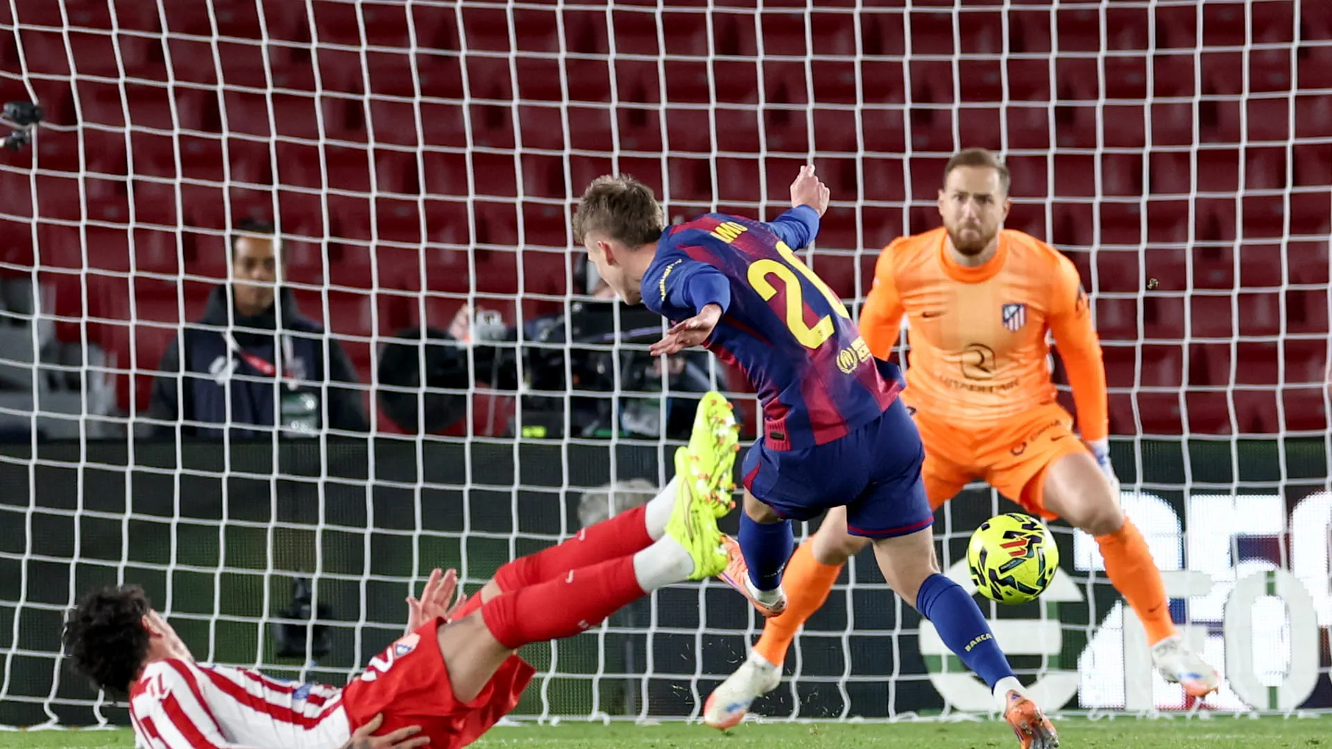 Barcelona beat Atlético Madrid to extend La Liga lead 