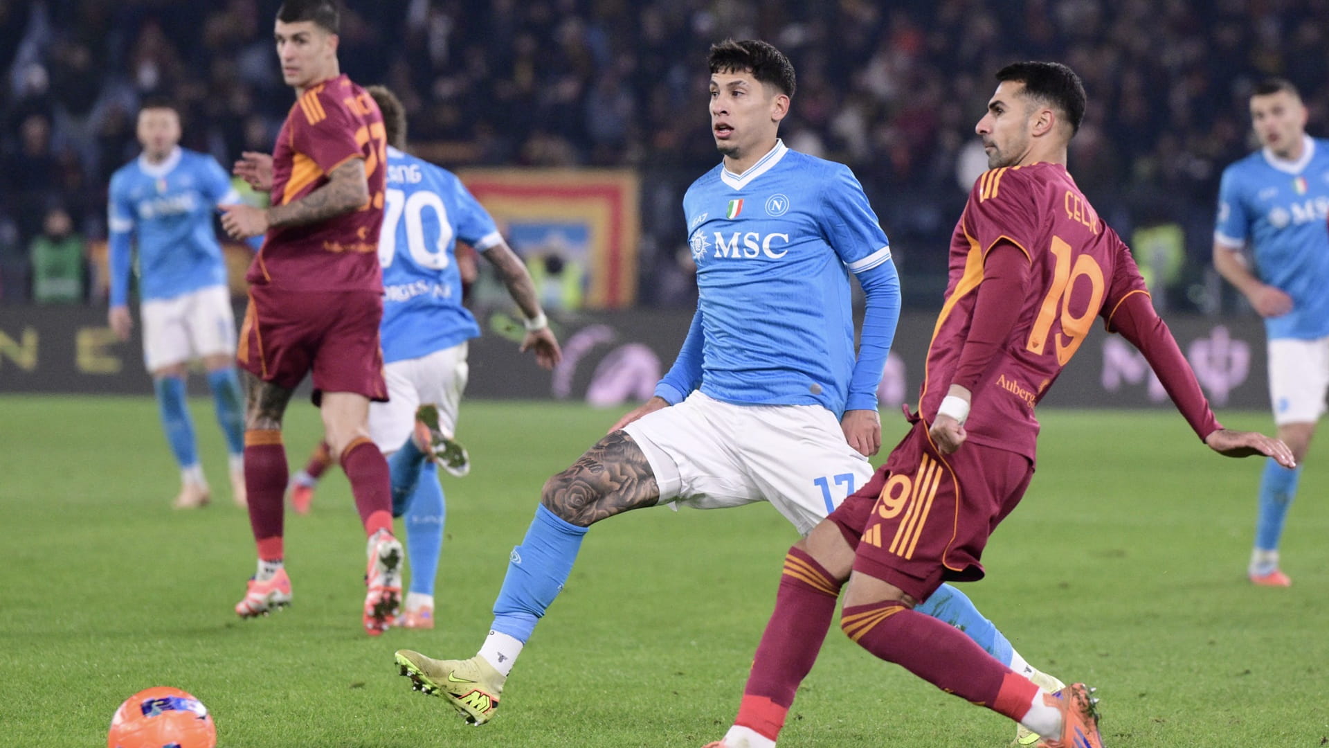 نابولي يستعيد صدارة الدوري الإيطالي لكرة القدم  