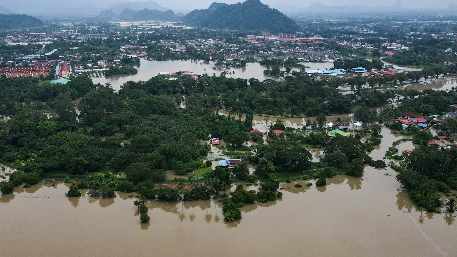 Southeast Asia floods: Death toll tops 600 