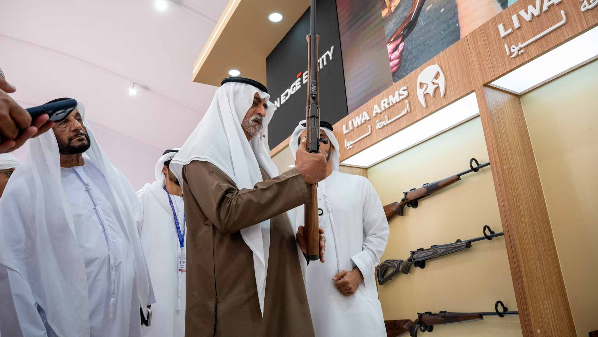 نهيان بن مبارك يزور معرض العين الدولي للصيد والفروسية 