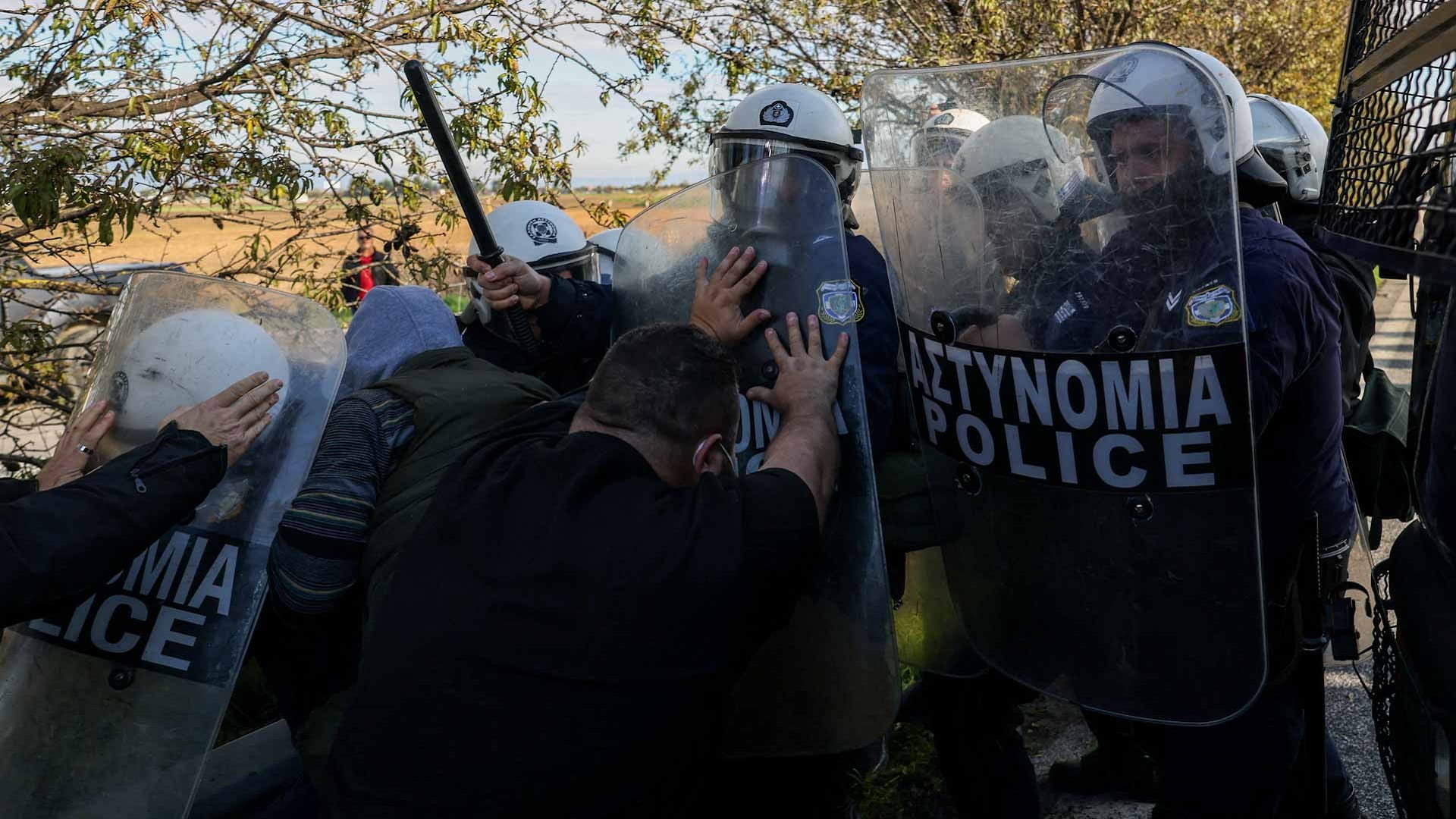 Three injured as Greek farmers clash with police 