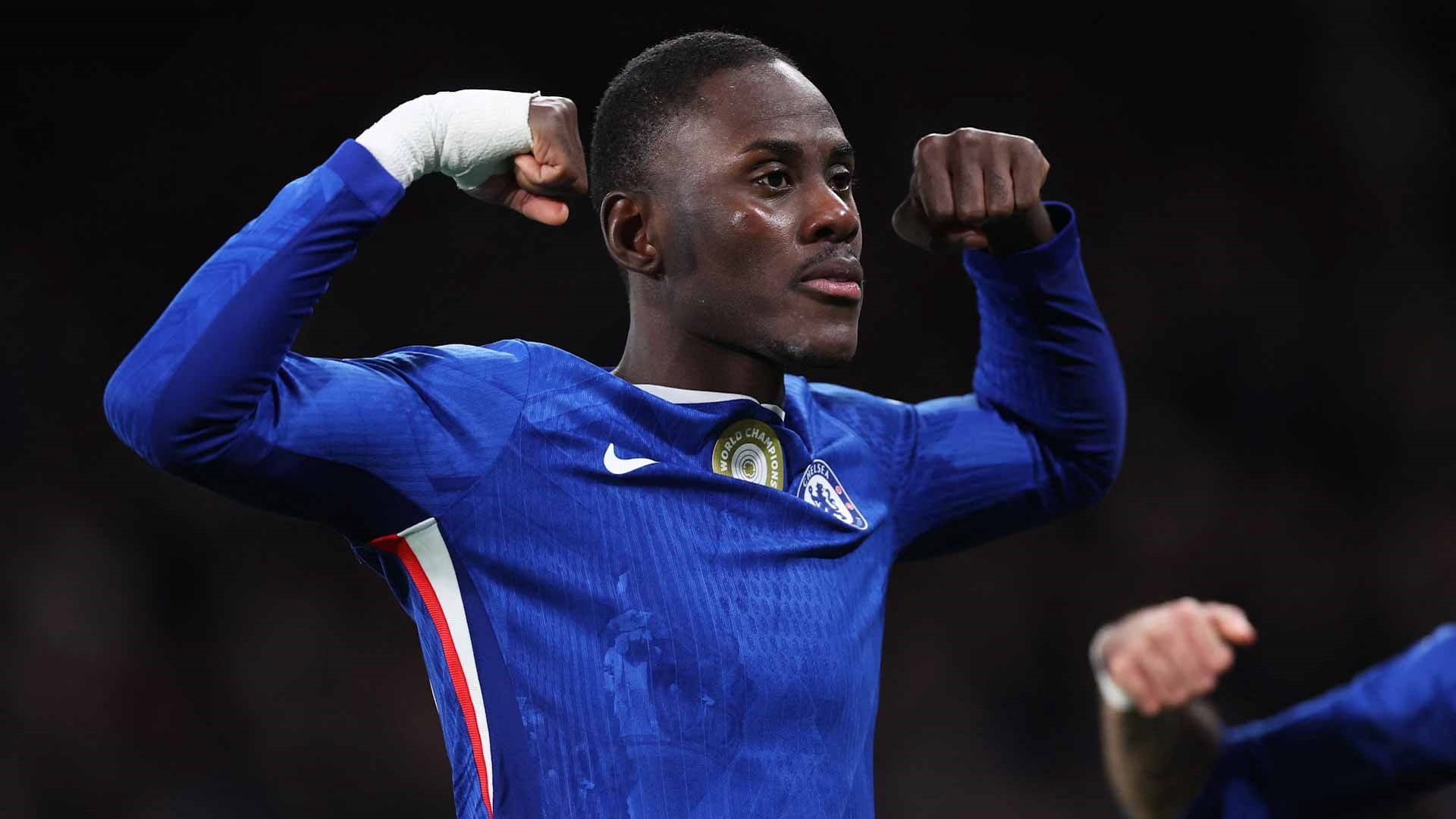 تشيلسي بعشرة لاعبين يفرض التعادل على أرسنال في لقاء مثير