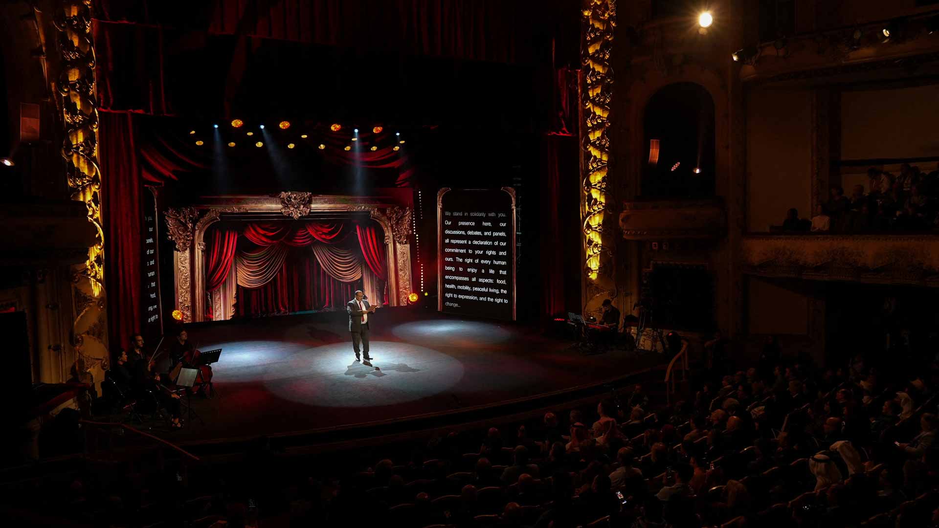 عرض "الهاربات" يحصد جائزة التانيت الذهبي لأيام قرطاج المسرحية