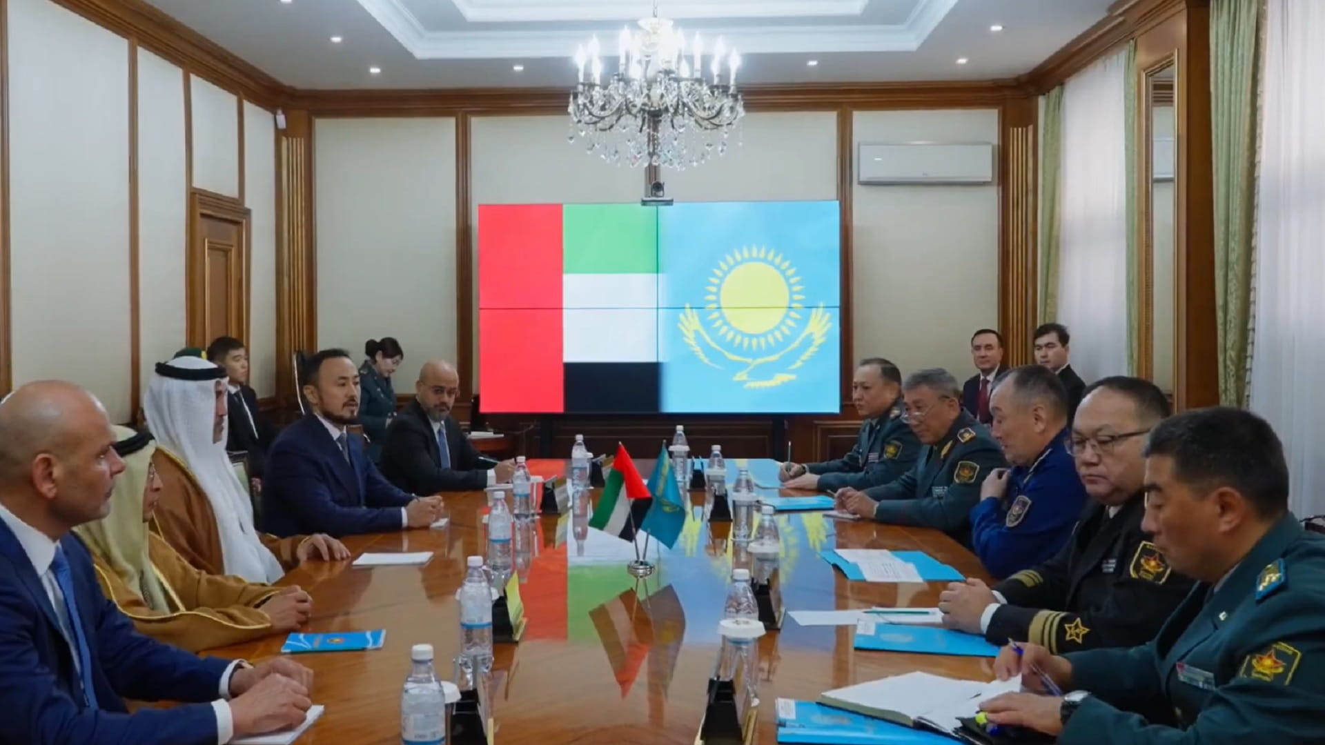 وزير الدولة لشؤون الدفاع يبحث تعزيز التعاون مع نظيره الكازاخستاني 