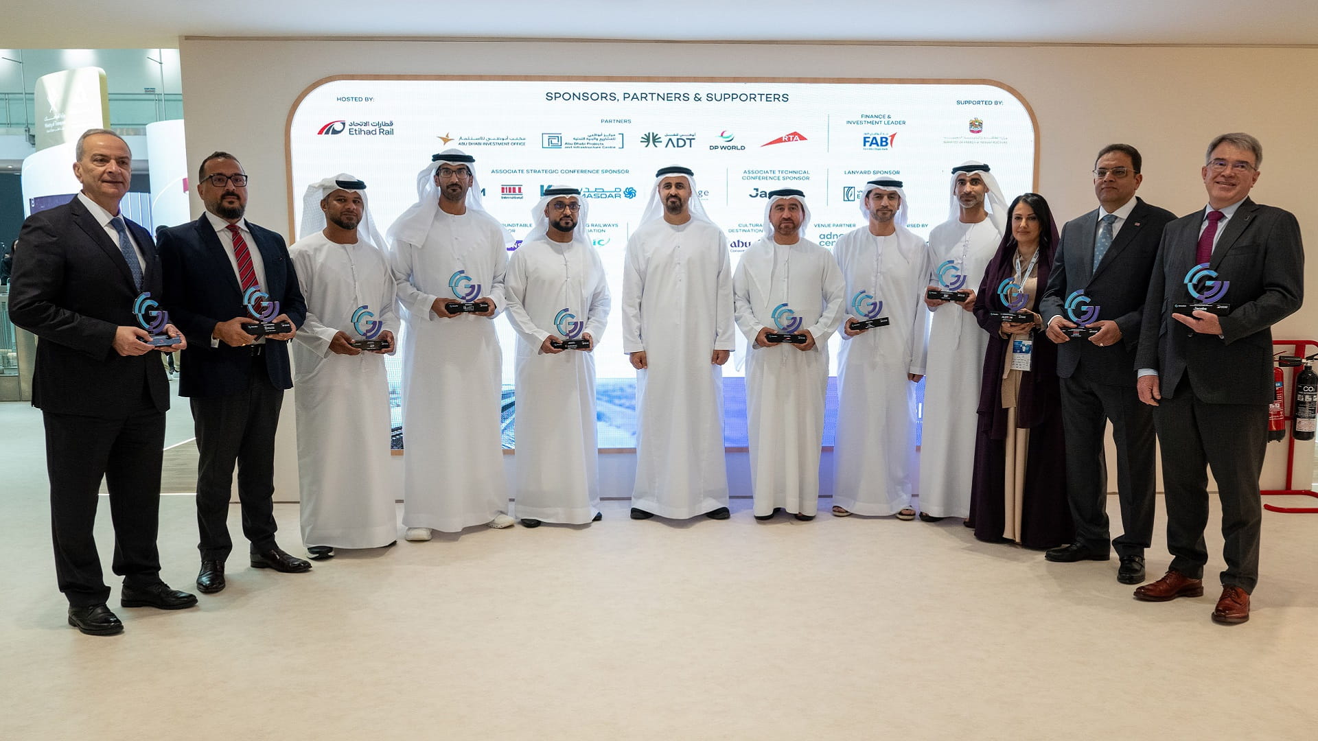 ذياب بن محمد بن زايد يقوم بجولة تفقدية في "جلوبال ريل 2025" 