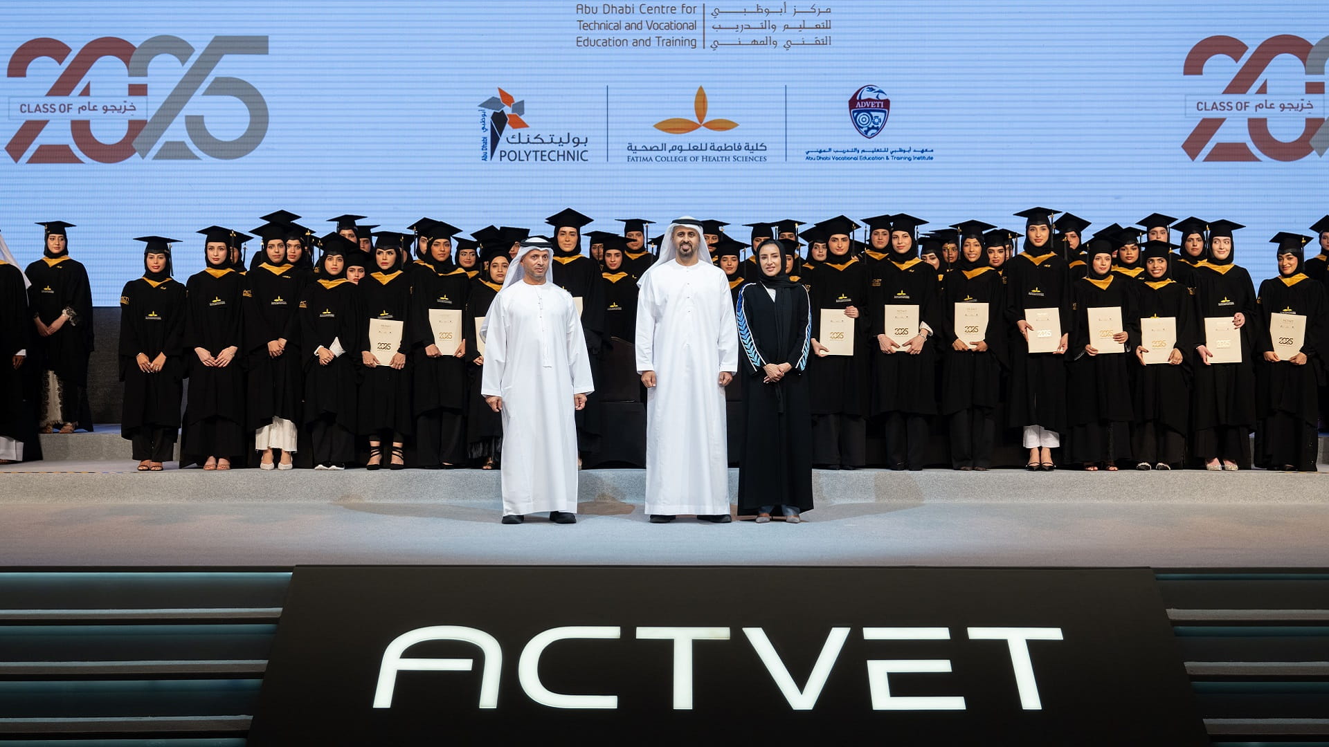 ذياب بن محمد يشهد تخريج المتفوقين في مركز أبوظبي للتعليم والتدريب  