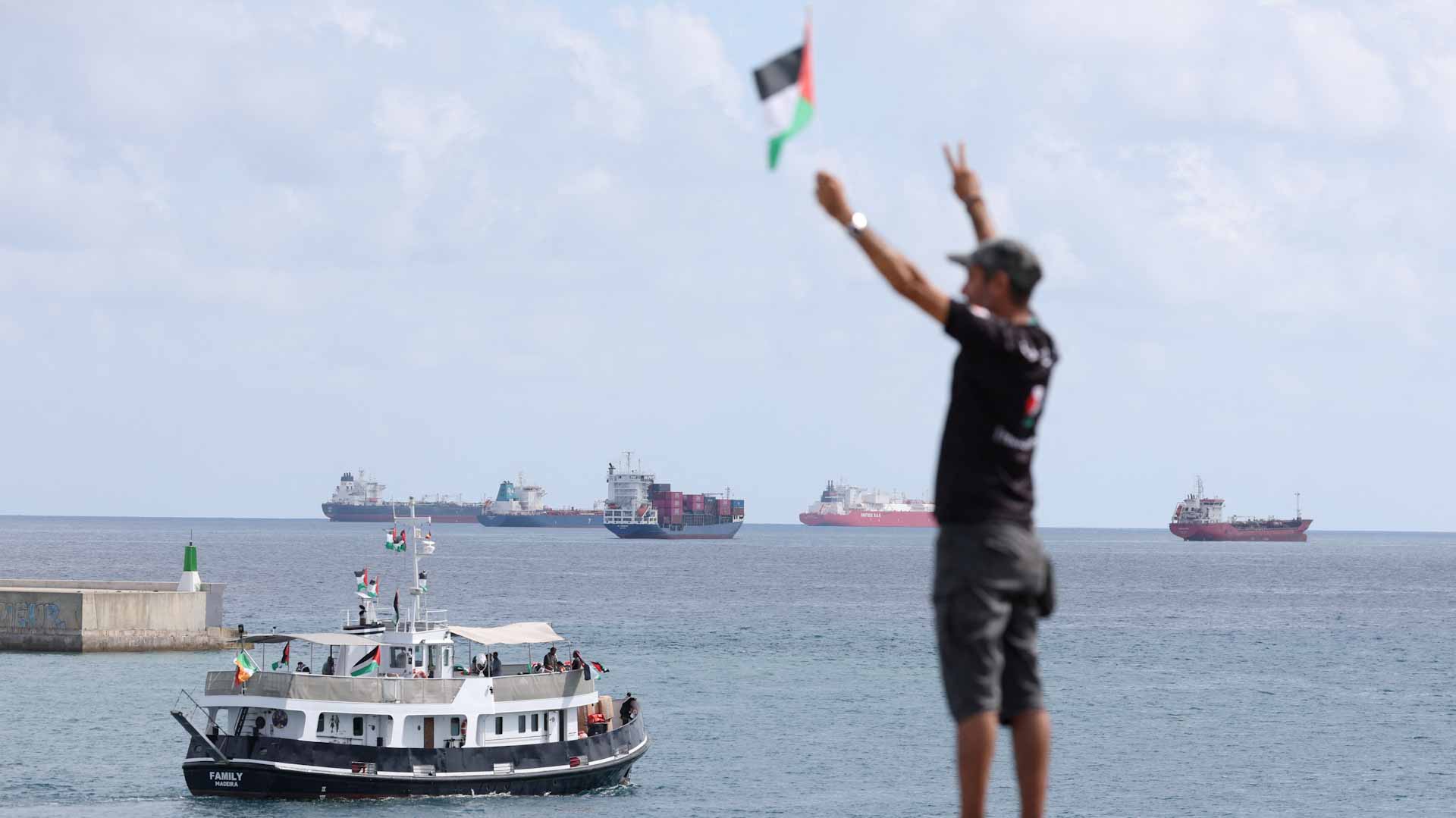 "أسطول الصمود" يتحدى اعتراض البحرية الإسرائيلية ويتجه نحو غزة 