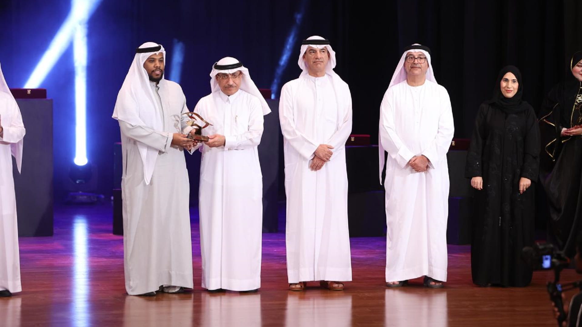 سعيد بن صقر يكرّم الفائزين بجوائز مهرجان كلباء للمسرحيات القصيرة 