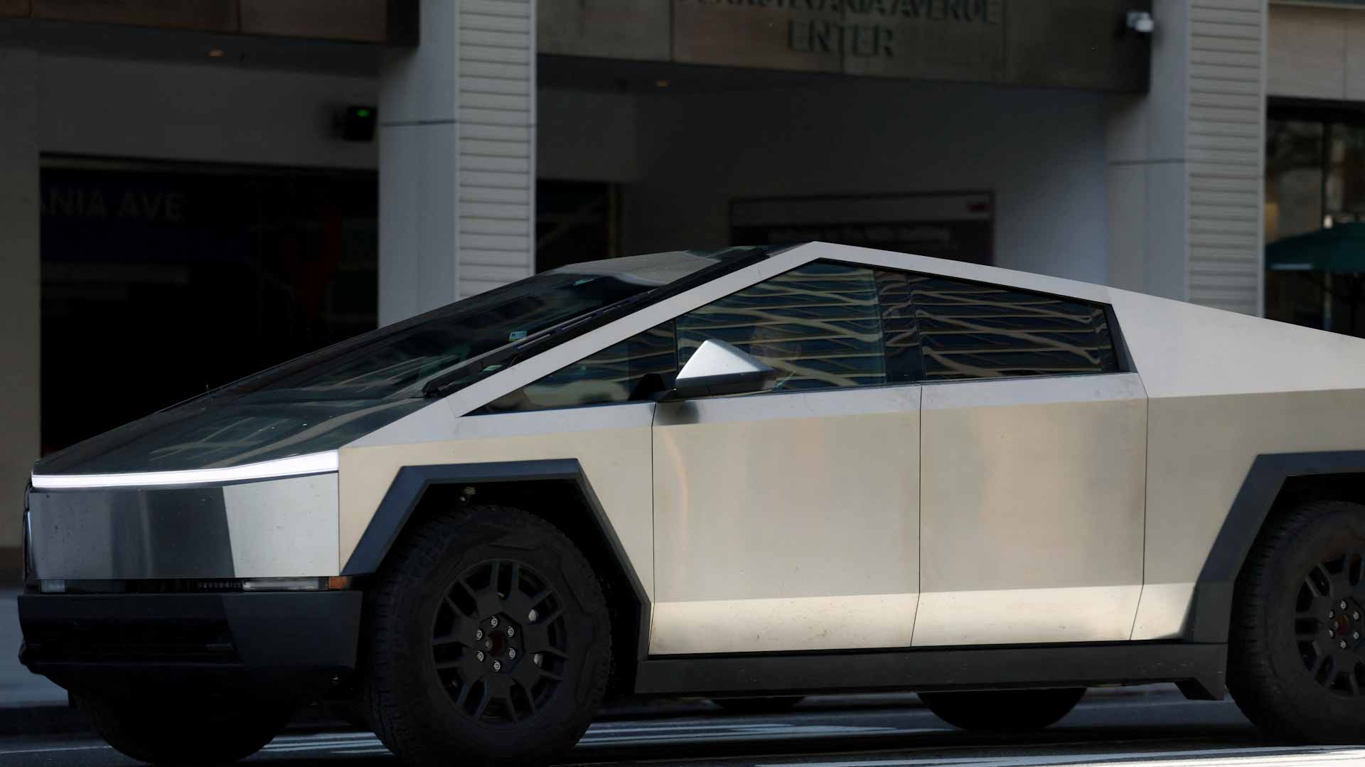 لكسب رهان الشرق الأوسط..تسلا تغرق قطر بمركبات سايبرترك الكهربائية 