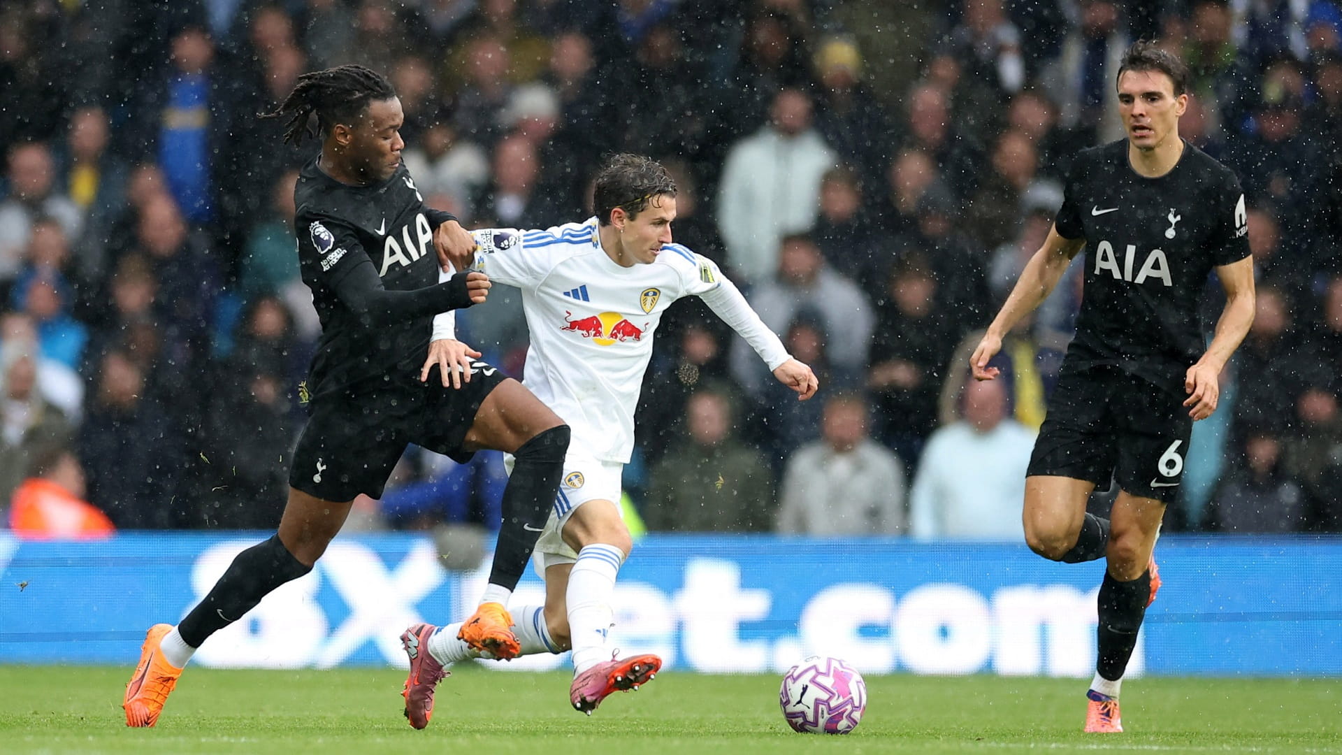 توتنهام يعود بالنقاط من ليدز ويحتل وصافة الدوري الإنجليزي مؤقتاً 