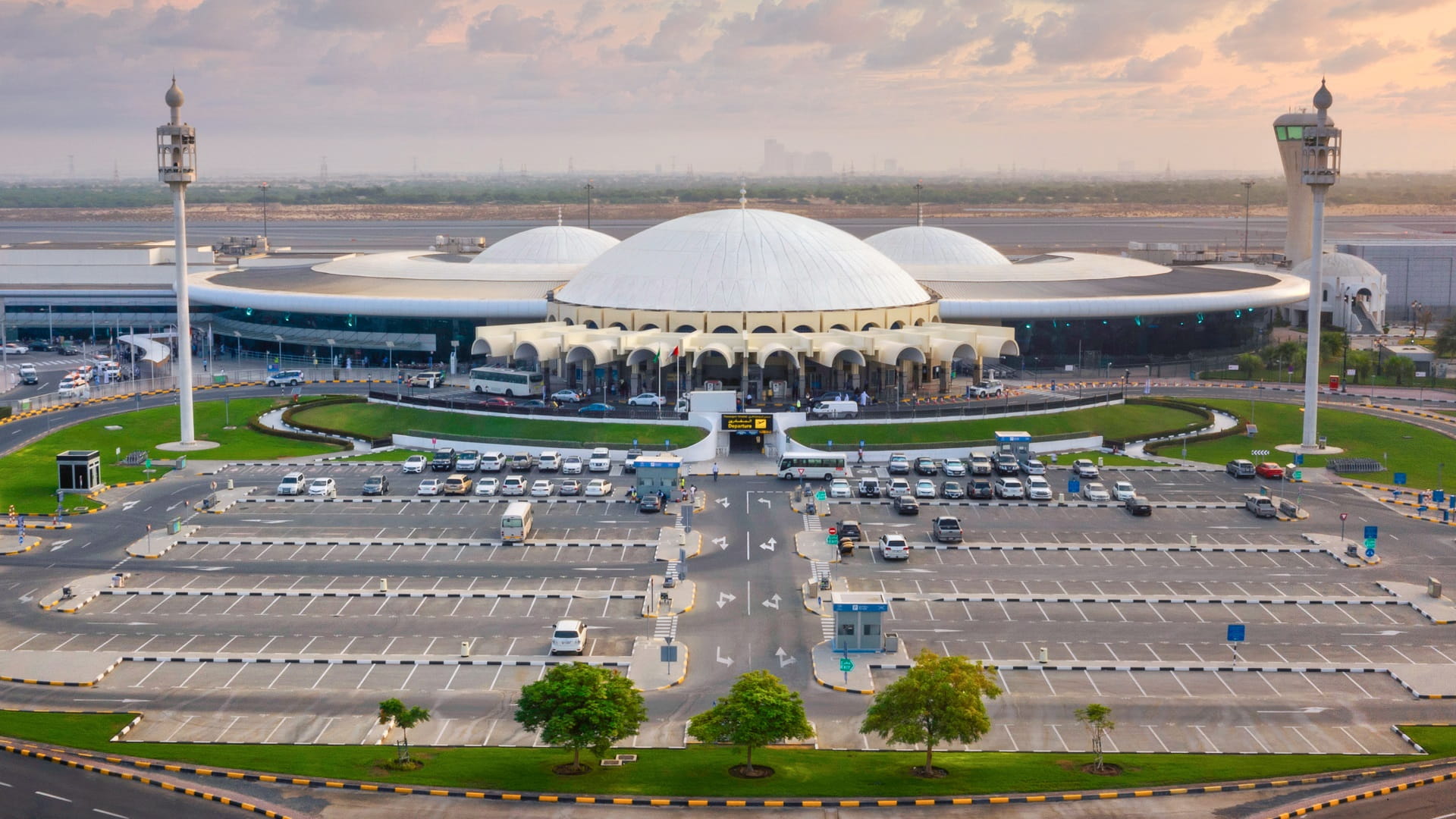 مطار الشارقة الدولي يحتفل بيوم الإمارات للطيران المدني 