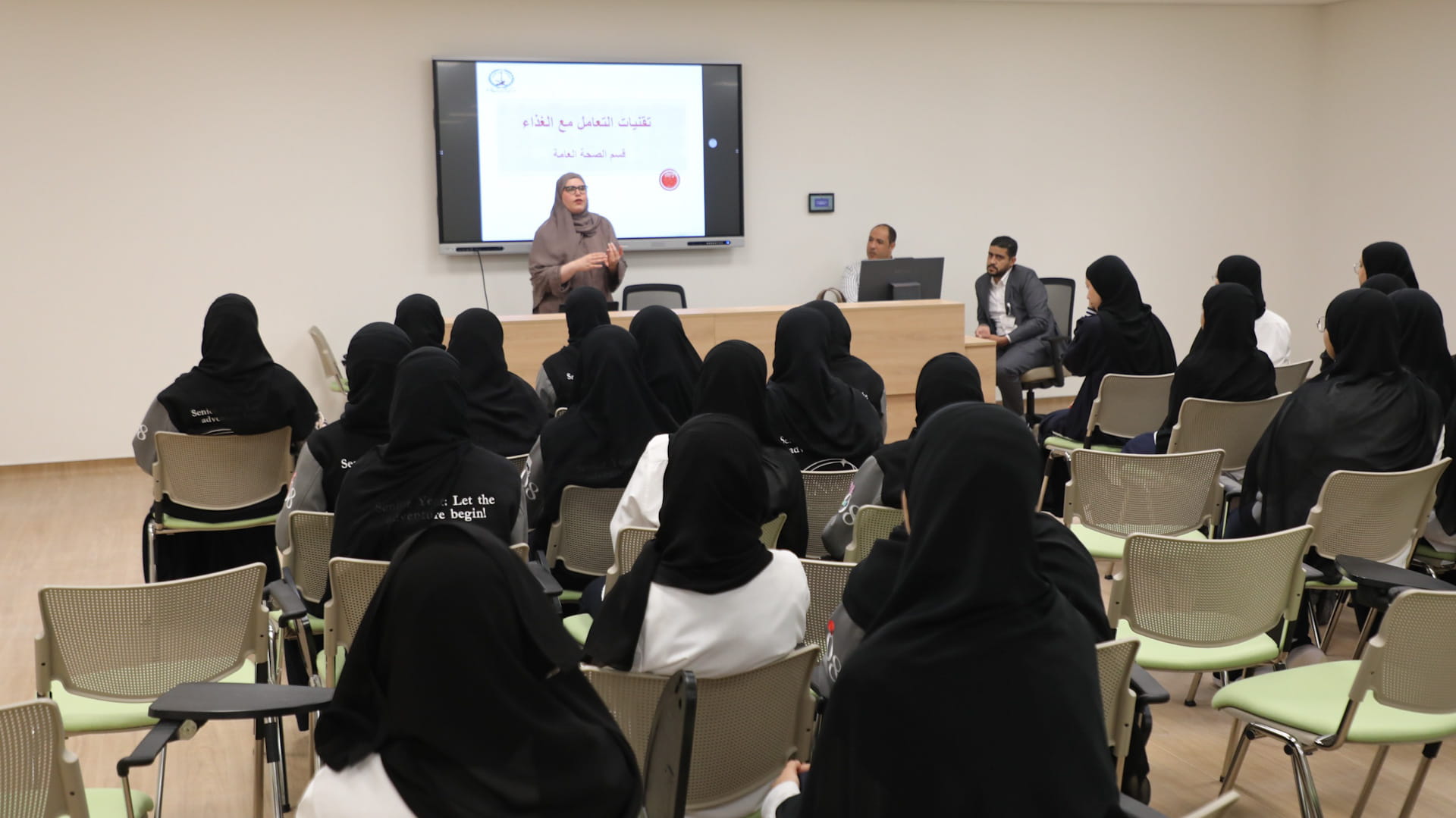 بلدية الحمرية تنفذ ورشة "تقنيات التعامل مع الغذاء" لطلبة المدارس 